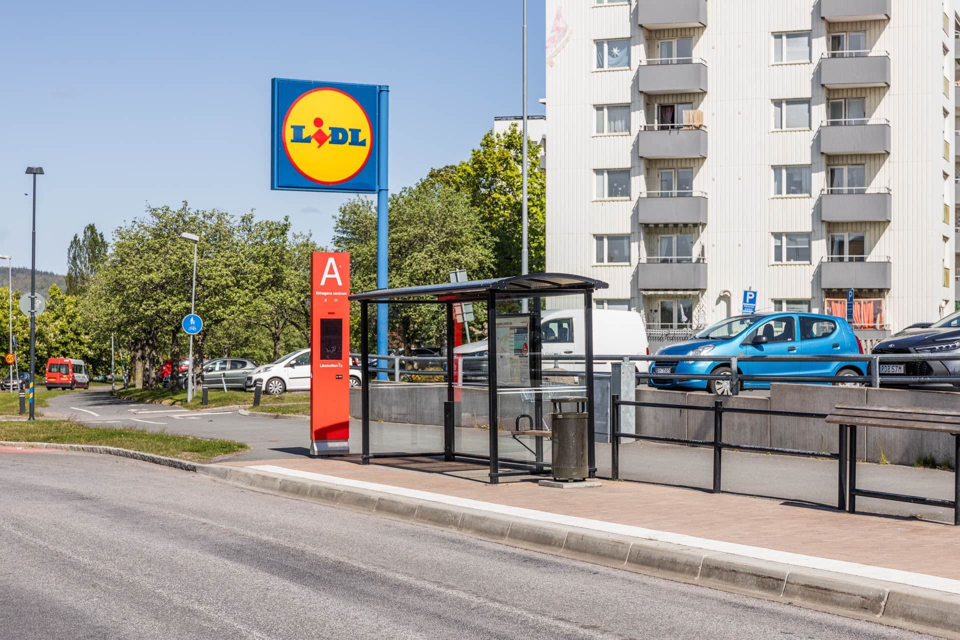 Busstation och matbutik nedanför backen