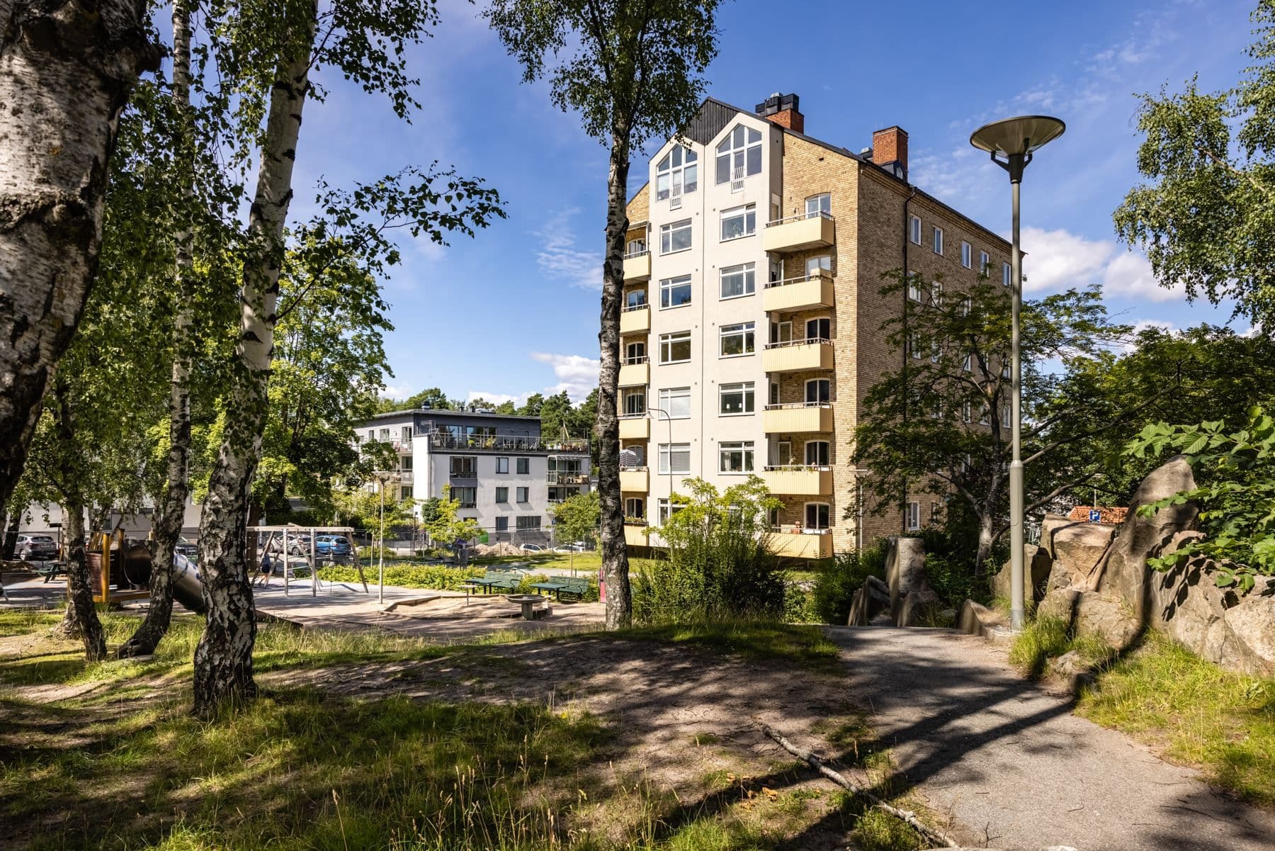 Grönskande och lekfullt runt fastigheterna
