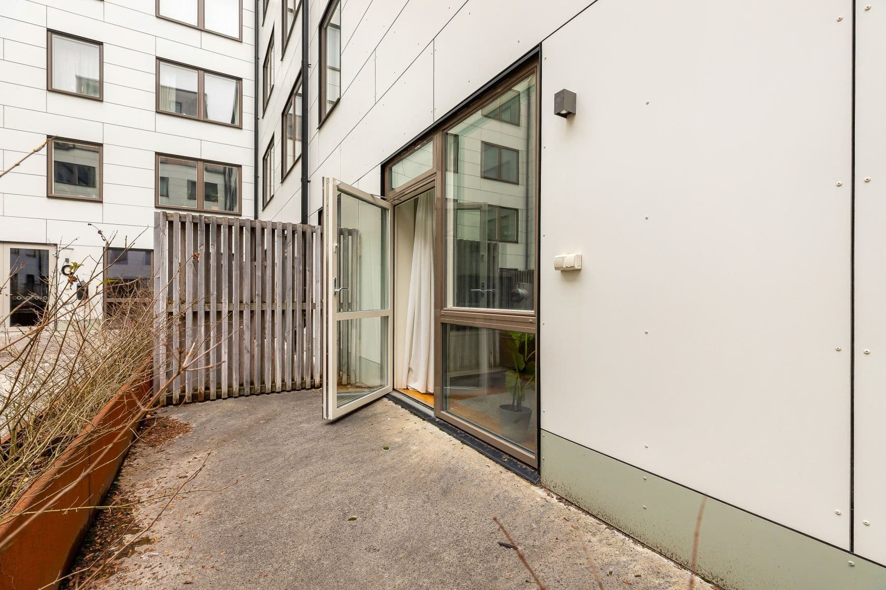 Rymlig uteplats mot innergård