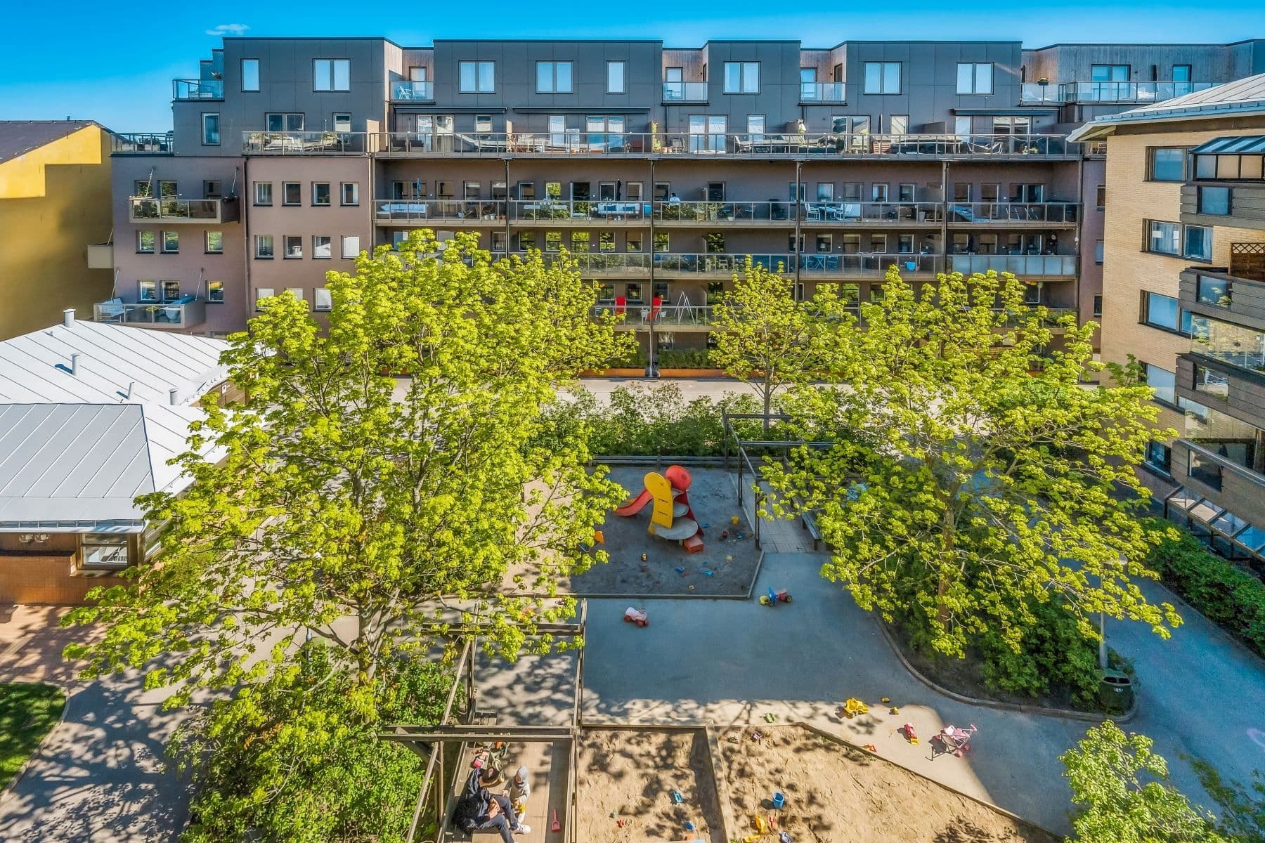 Grönskande innergården från ena uteplatsen