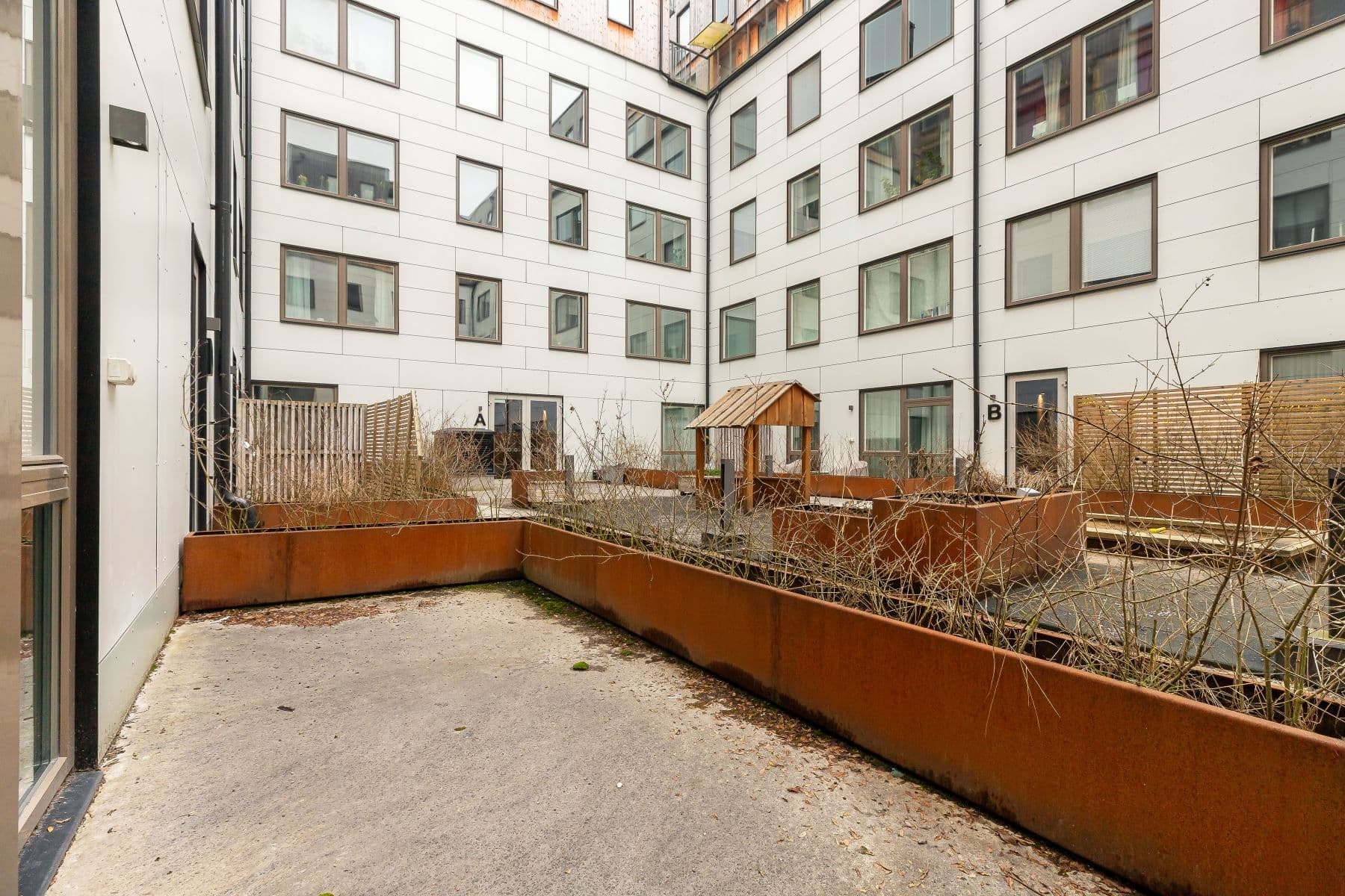 Rymlig uteplats mot innergård