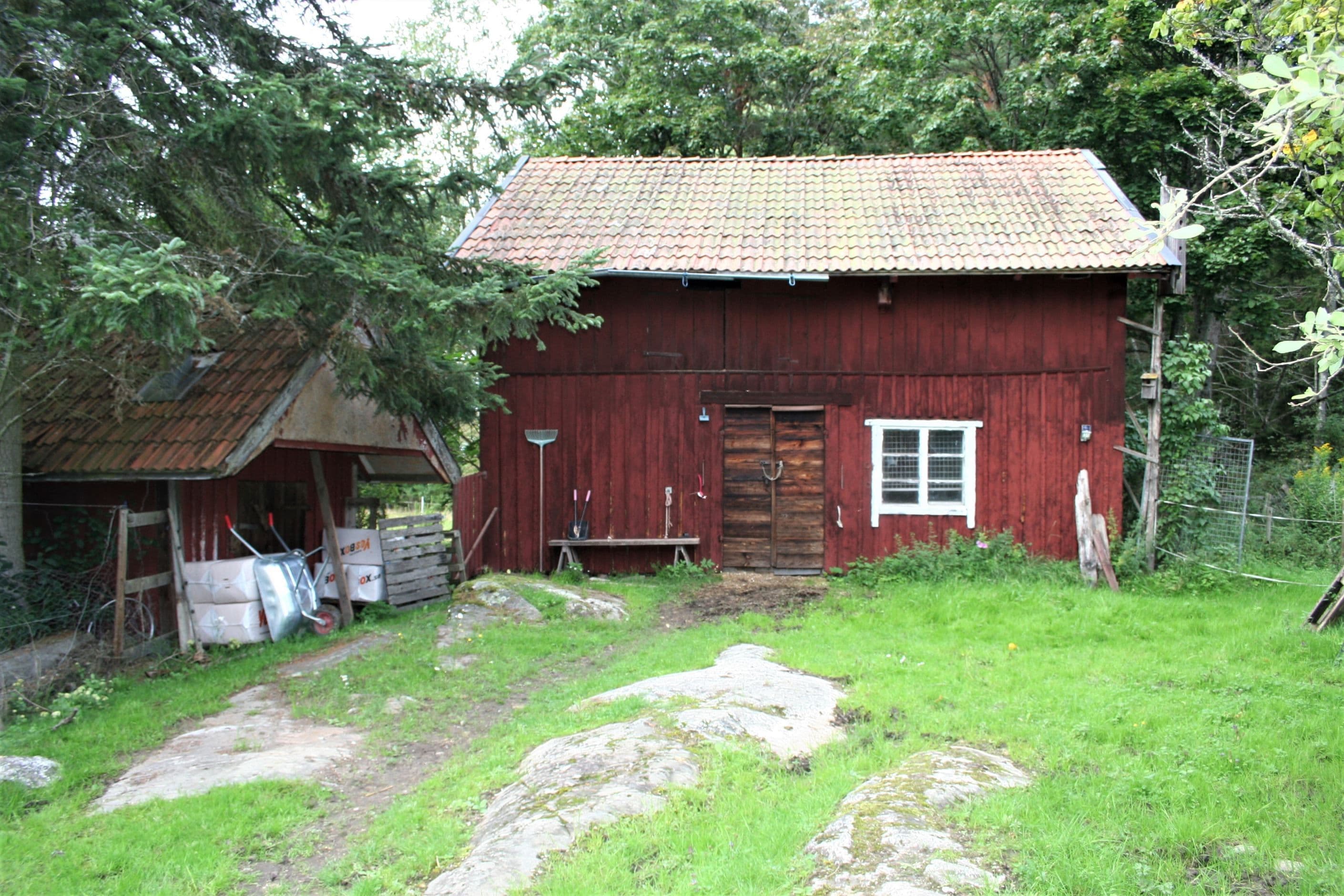 Stallet samt ett förråd