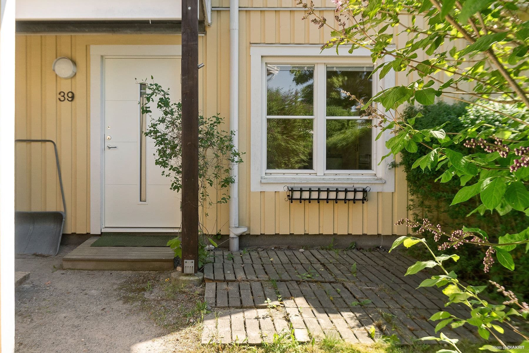 Uteplats vid lägenhetens entré