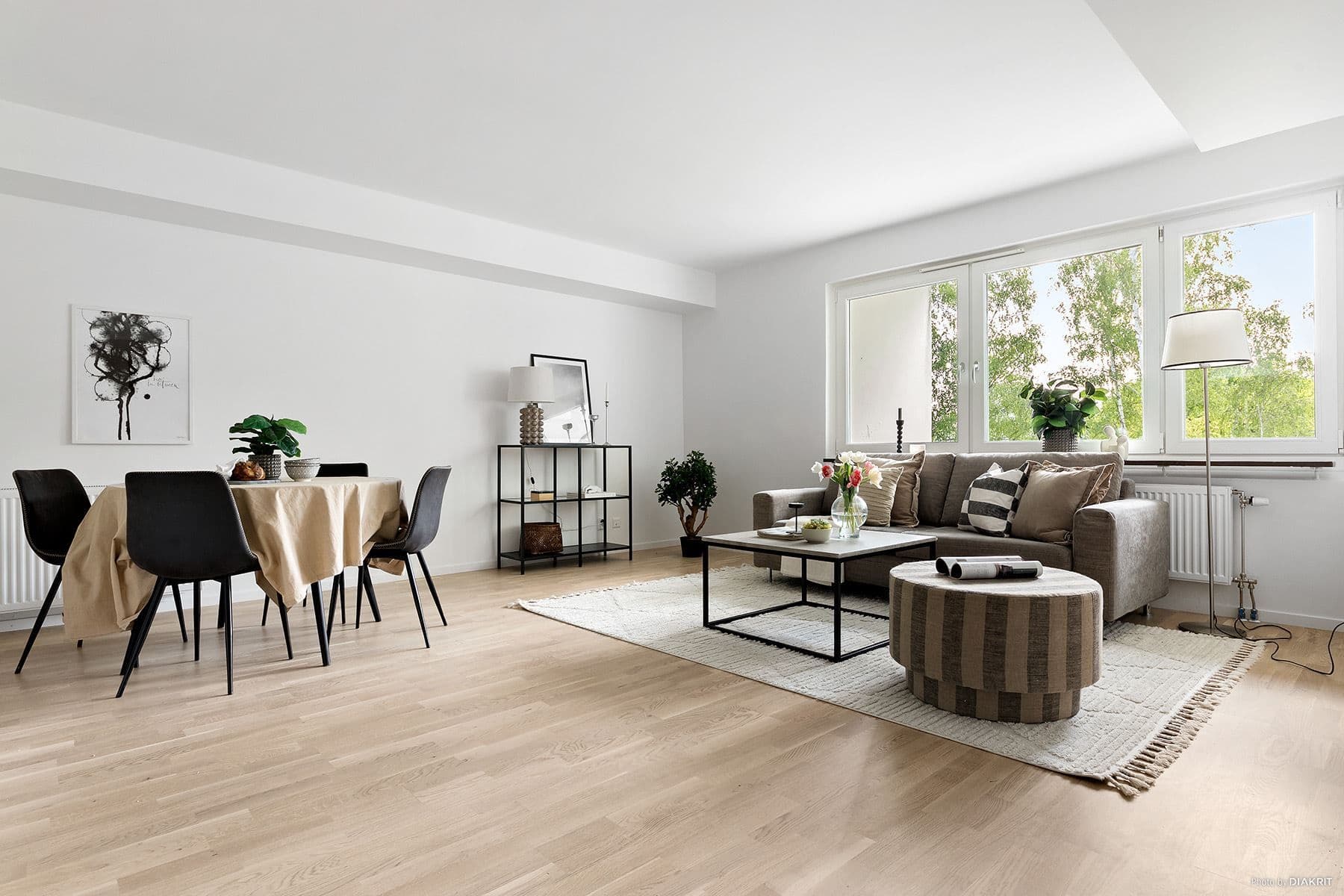 Allrum med gott om plats för både matbord och soffgrupp