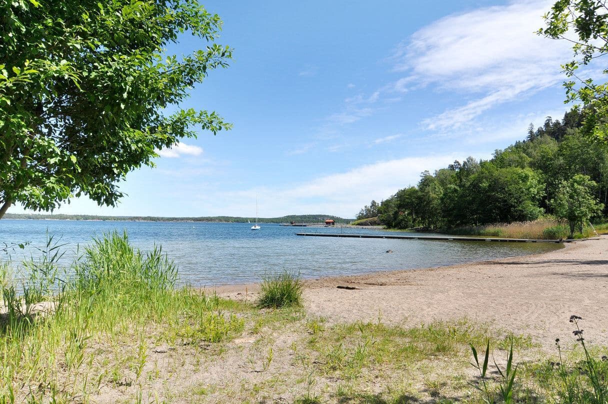 Trinntorpsbadet med båtbryggan i bakgrunden