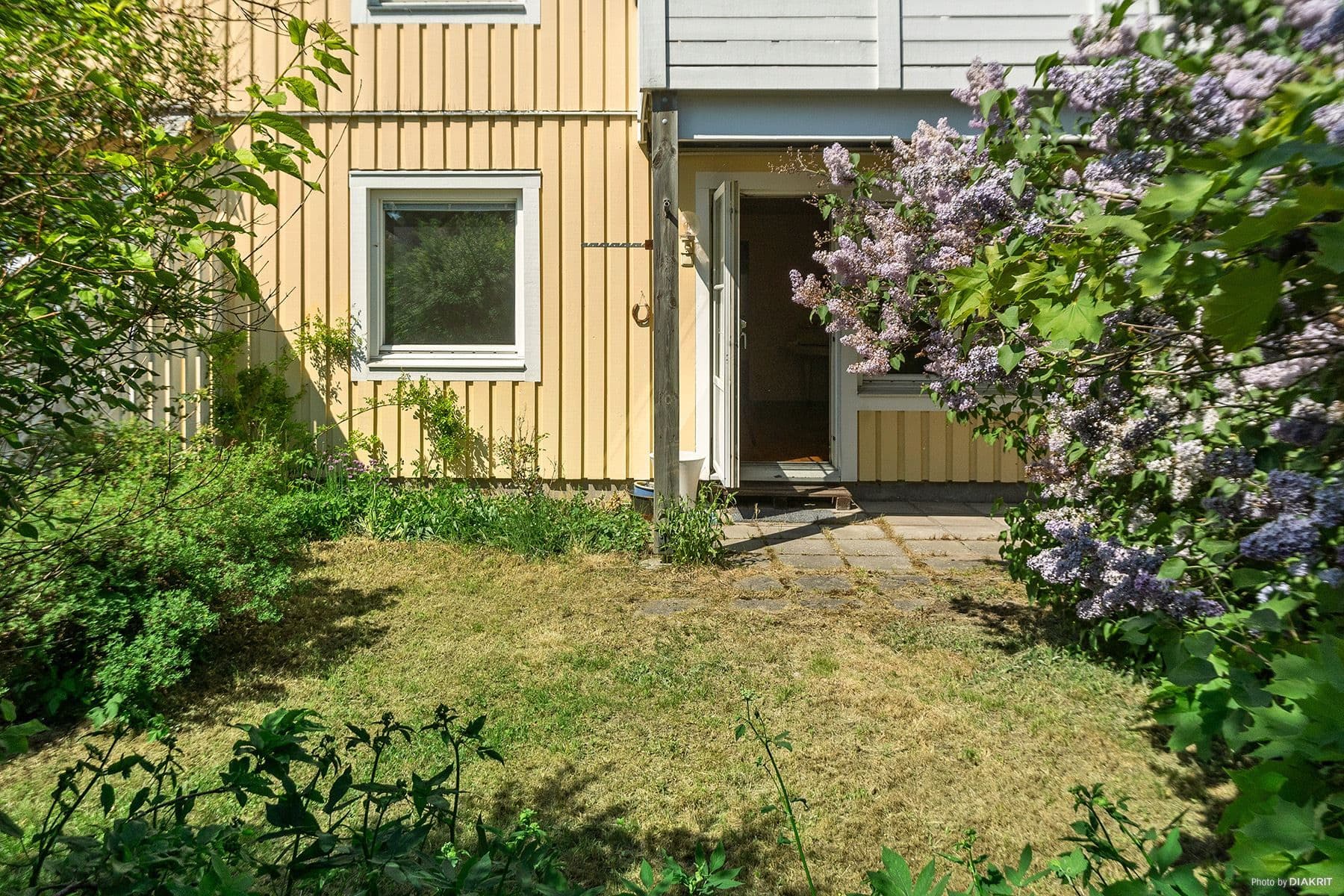 Uteplats och tomt i söderläge