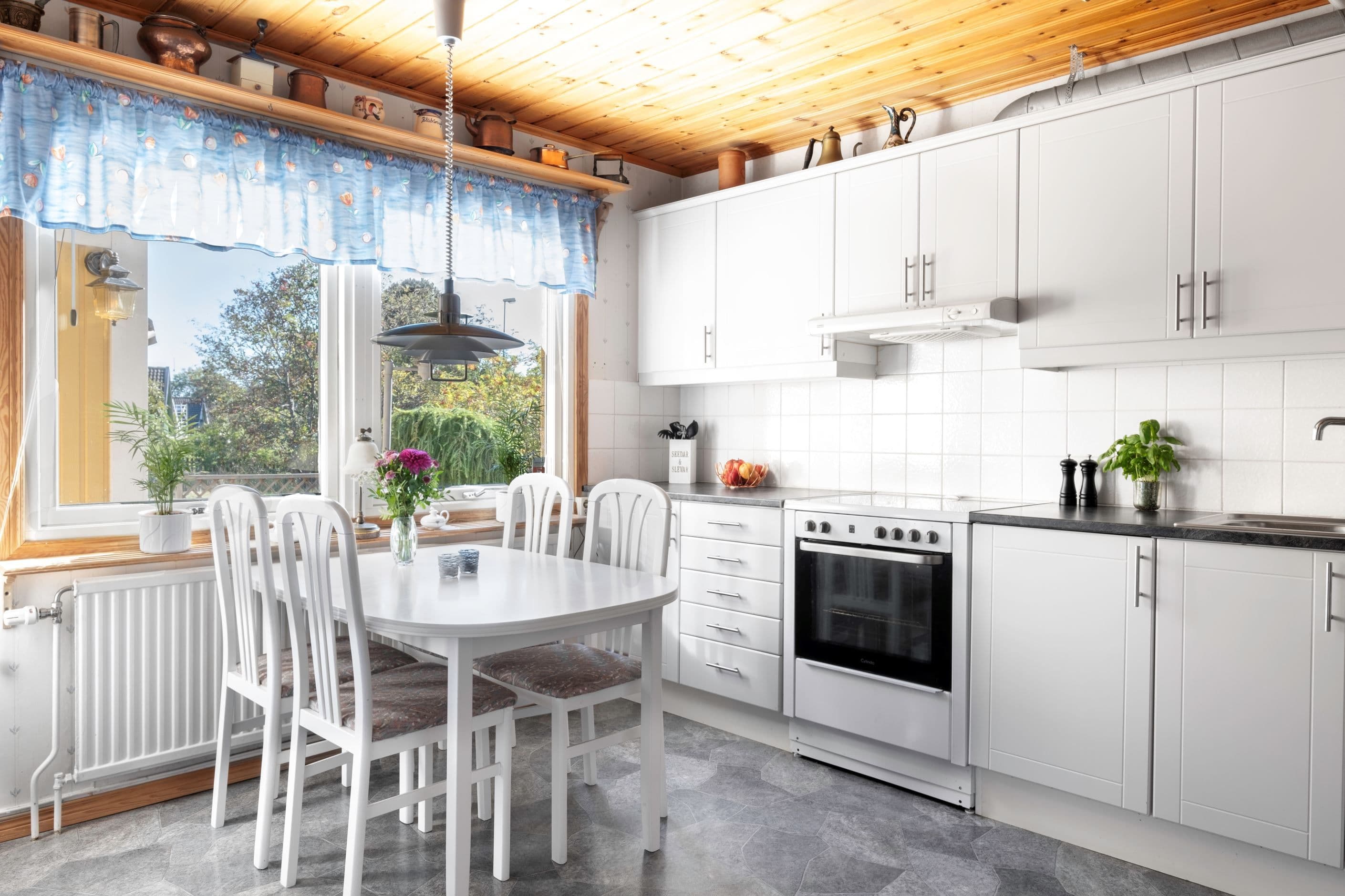 Kök med plats för matgrupp
