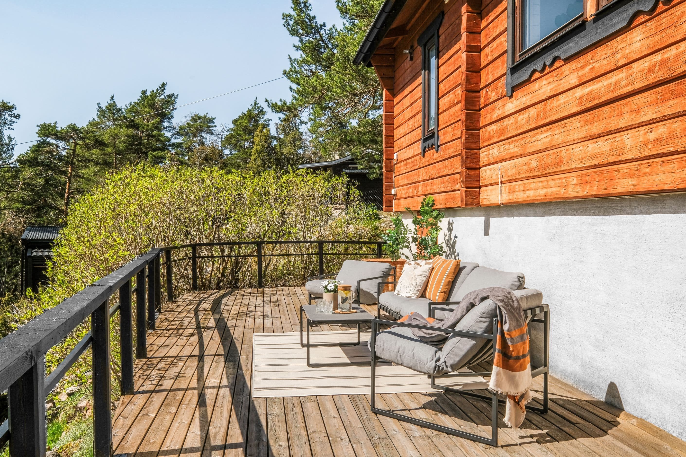 Stor altan intill huset