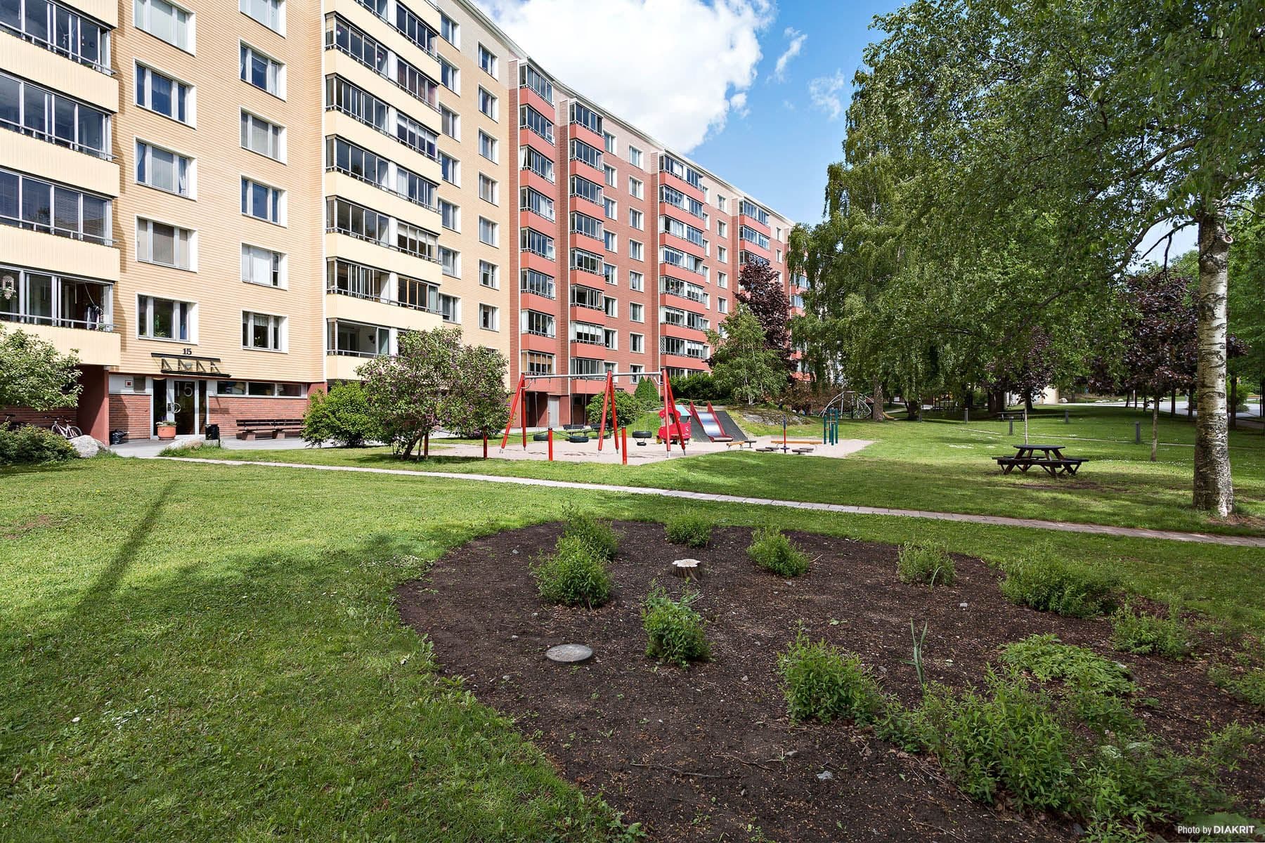 Föreningen fina gräsytor och lekplats utanför huset