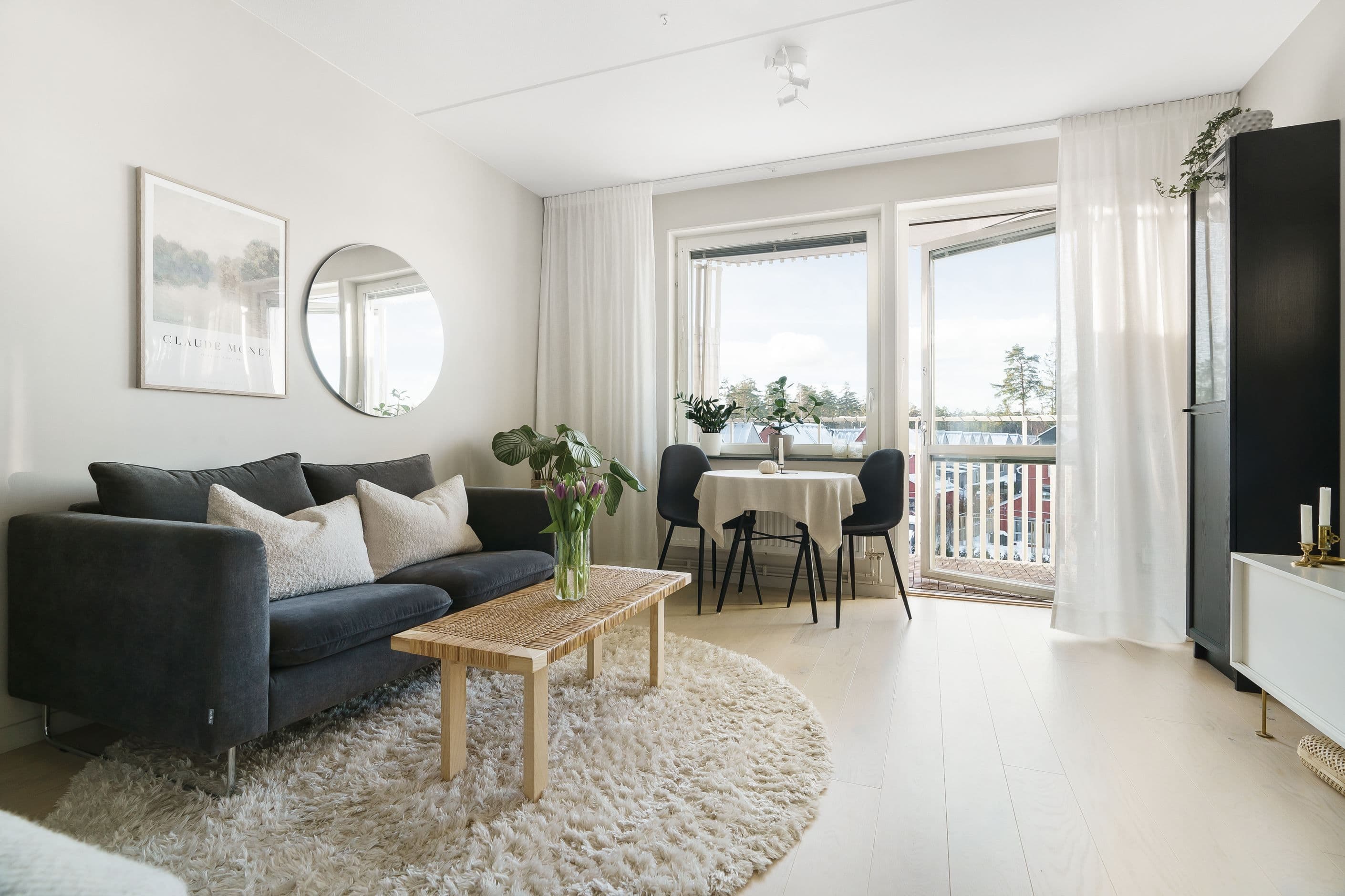 Vardagsrum med utgång till bostadens härliga balkong