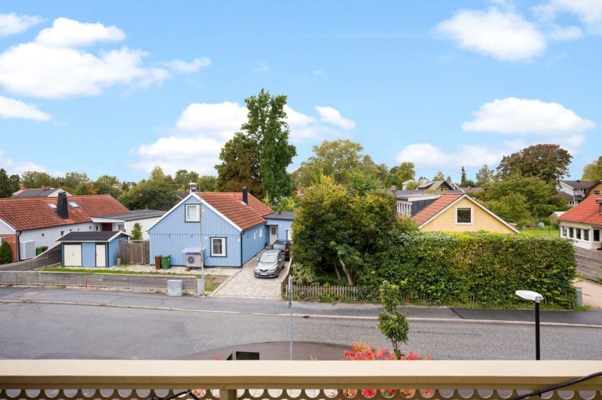 Vy från balkong mot villaområde