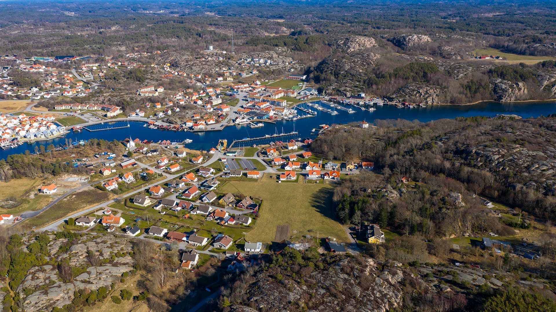Hamburgsund med Hamburgö i förgrunden