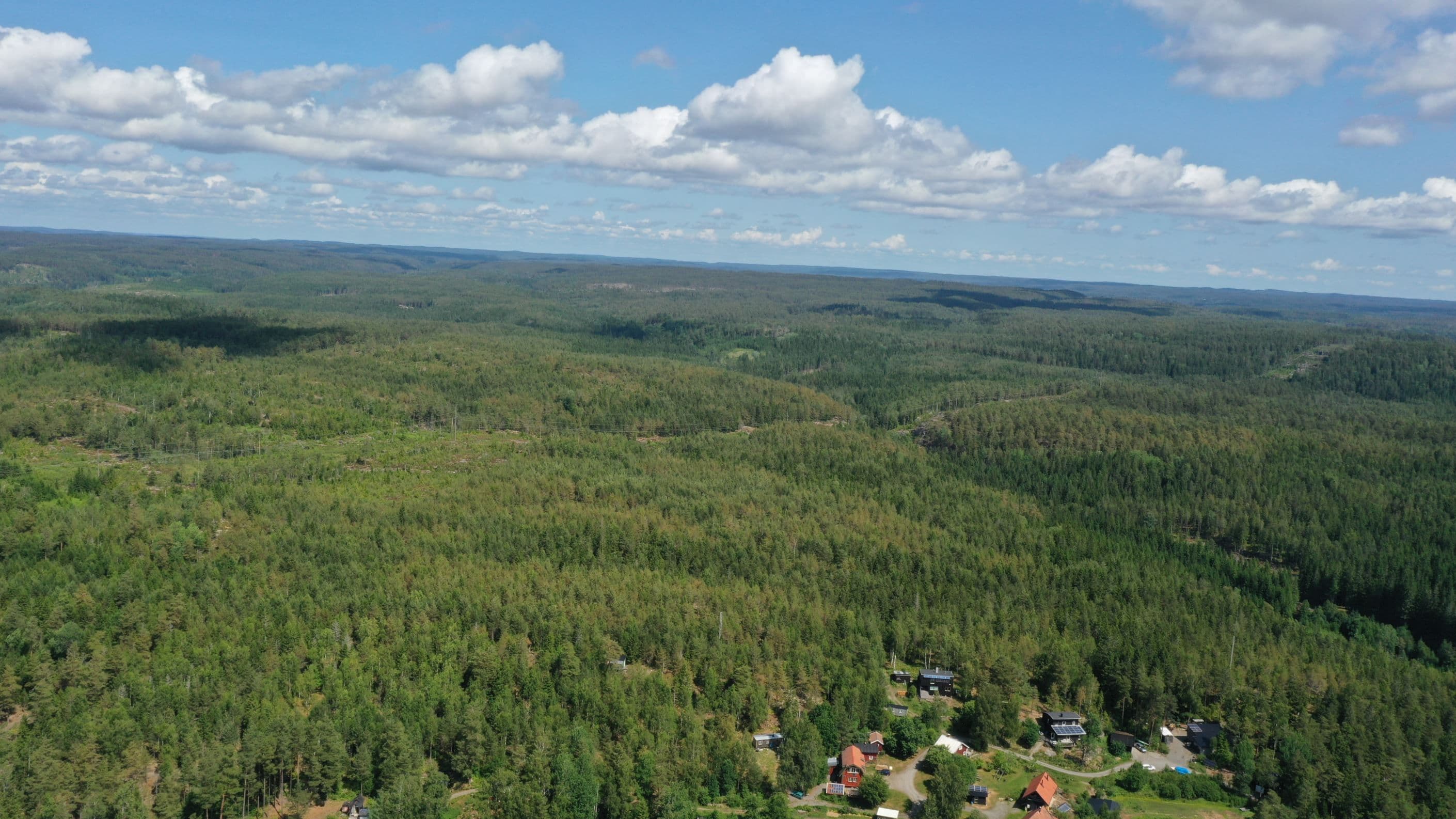 i Förgrunden ser man byggnaderna på 1:24