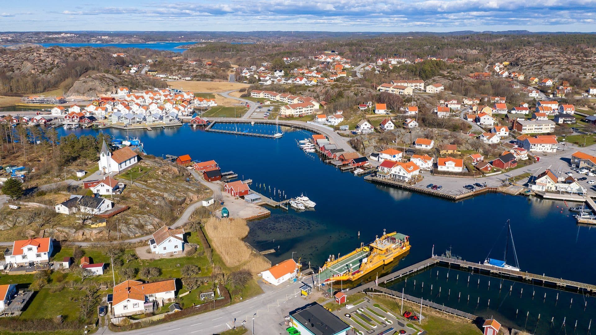Hamburgsund med Hamburgö i förgrunden