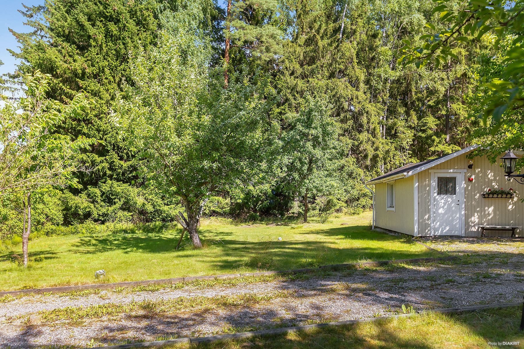 Plana gräsmattor och isolerad gäststuga