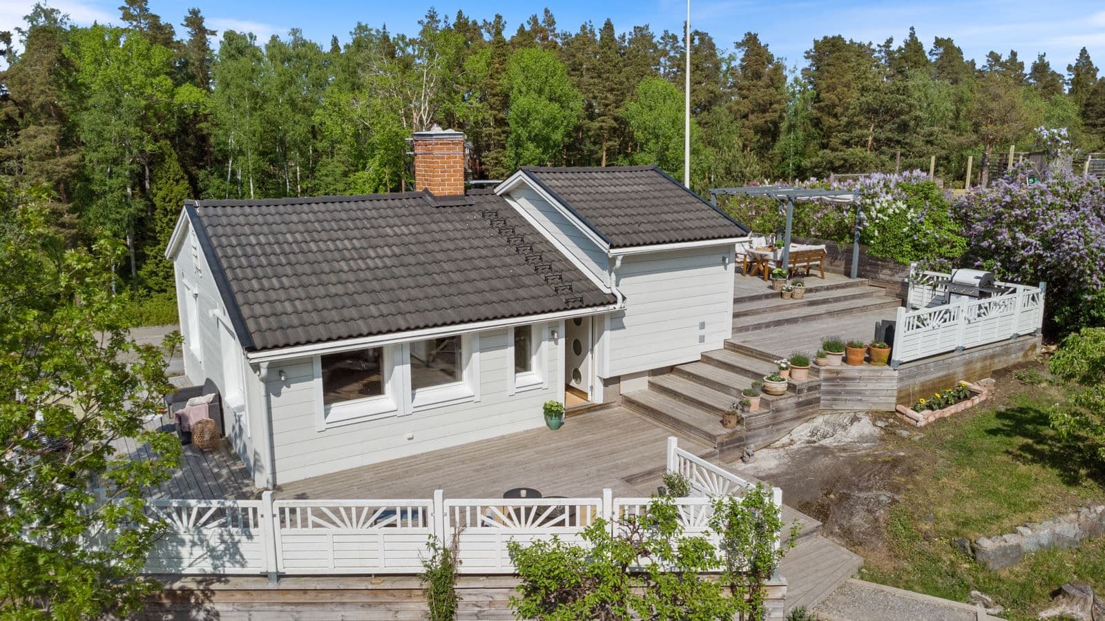 Vy över hus och altan.