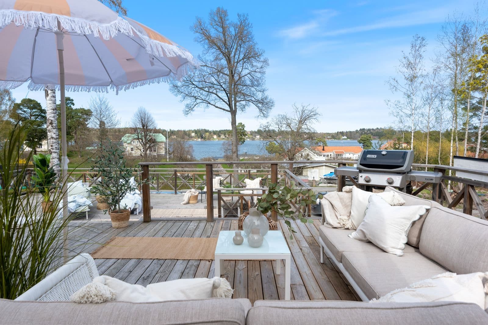 Övredäcketaget med stor loungegrupp