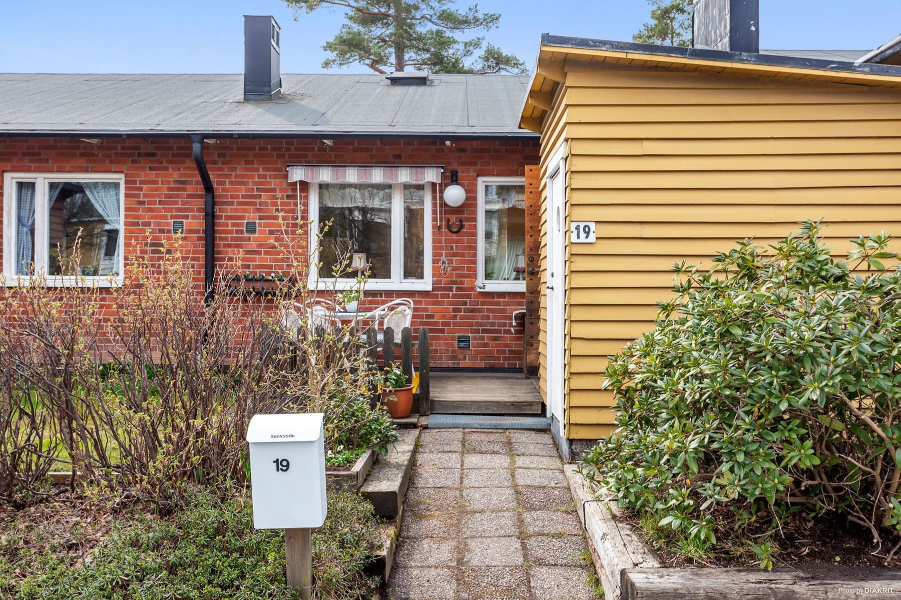 Välkomna in på kaffe i morgonsol