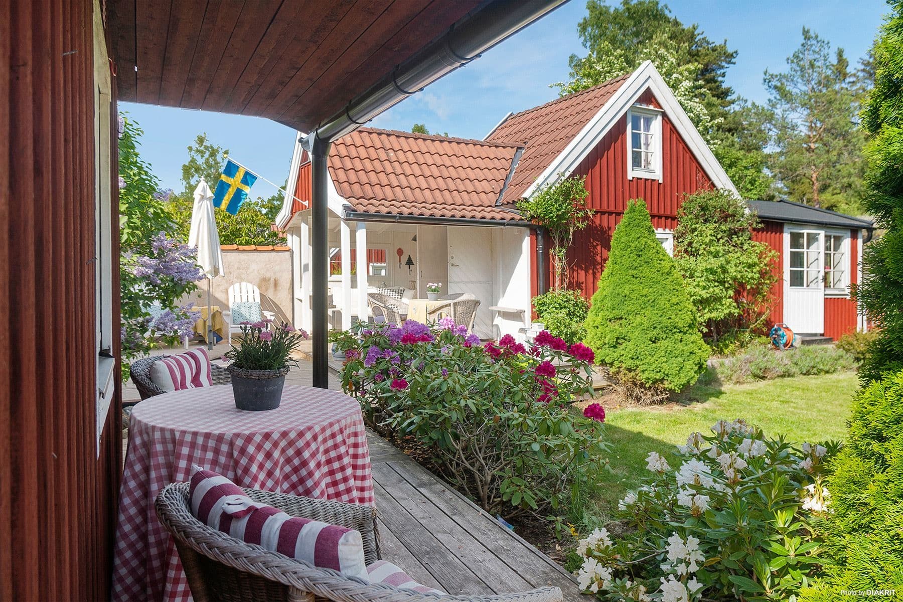 Vy mot huvudbyggnaden (vita dörrar utbytta mot glasdörrar)