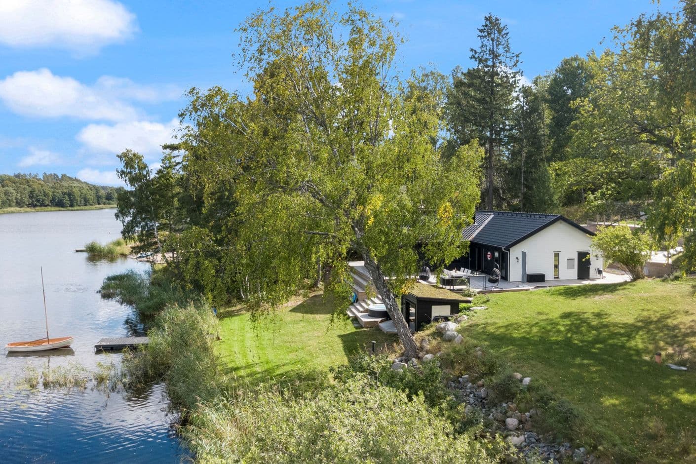 Exklusivt enplanshus med sjöutsikt