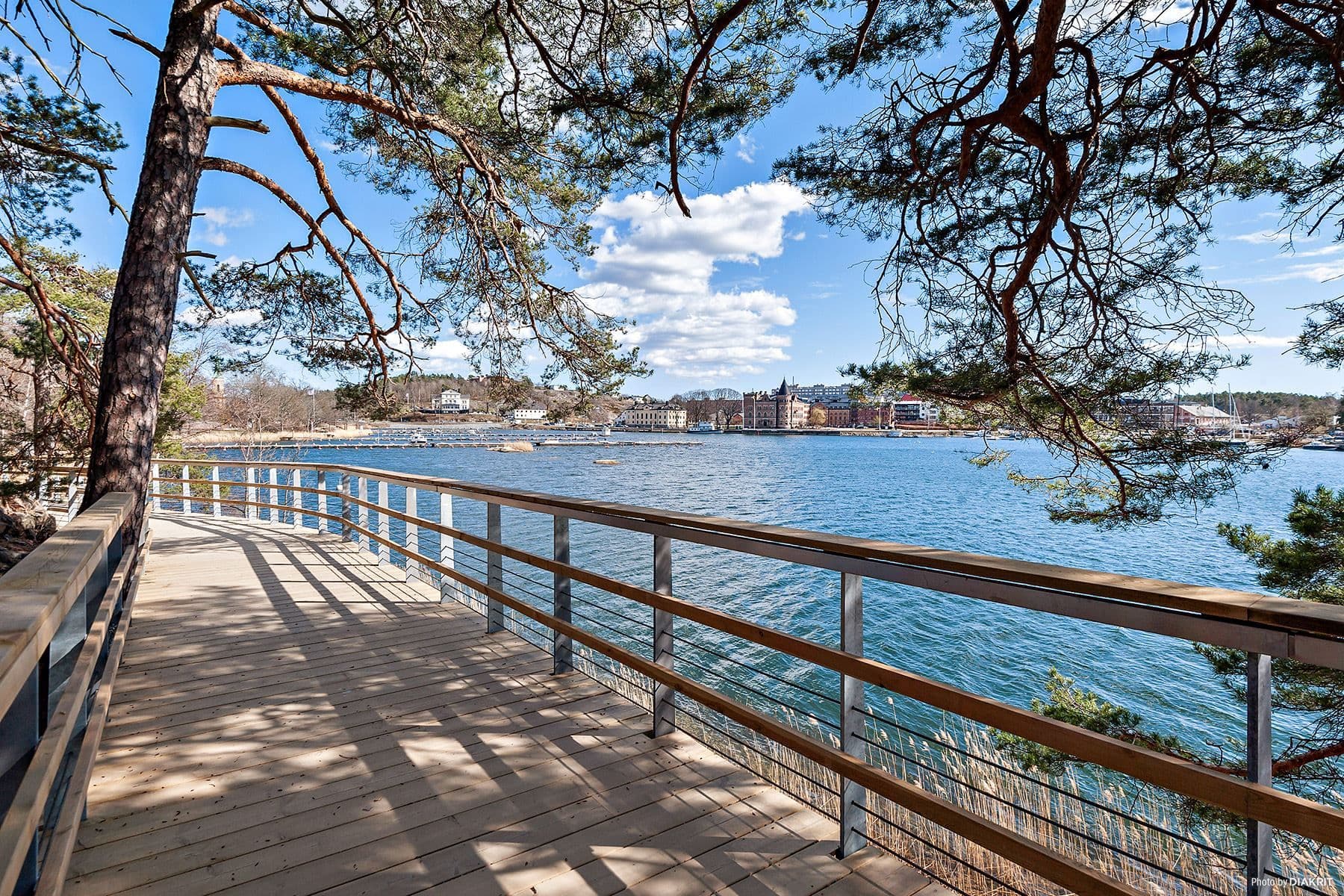Promenadbrygga längst med den norra delen av Farstaviken