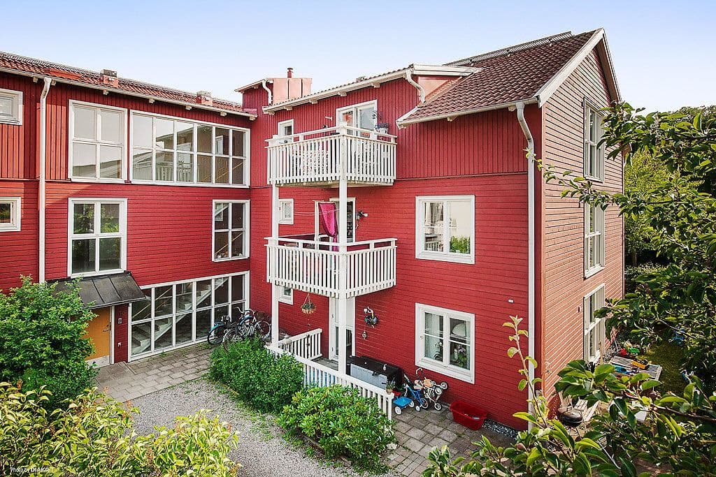 Sommarbild på fasaden nr 10