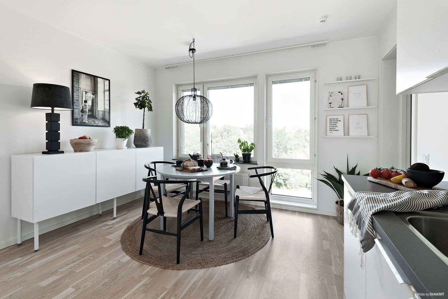 Matplats vid fönstren