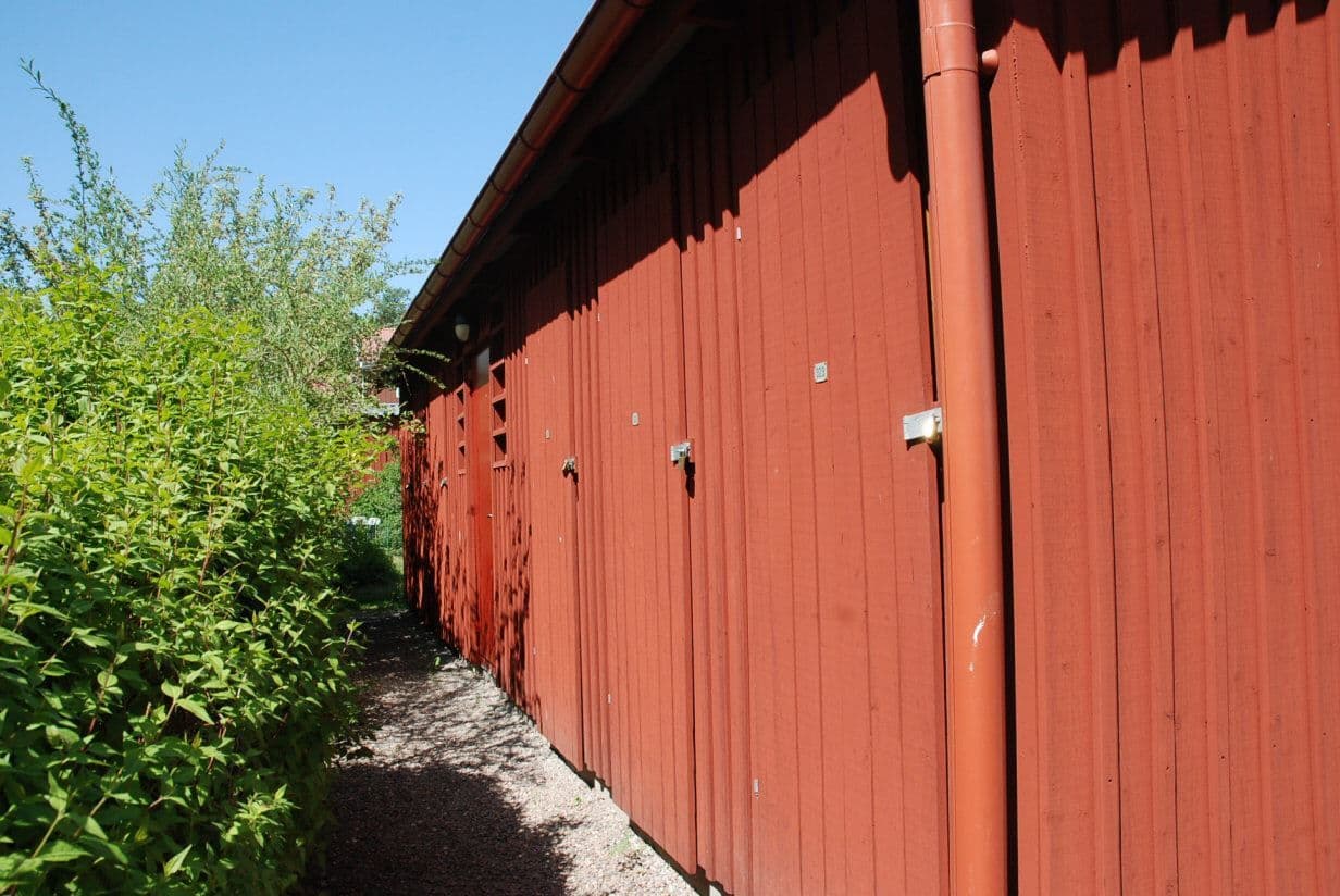 Förrådslänga på gården nr 10