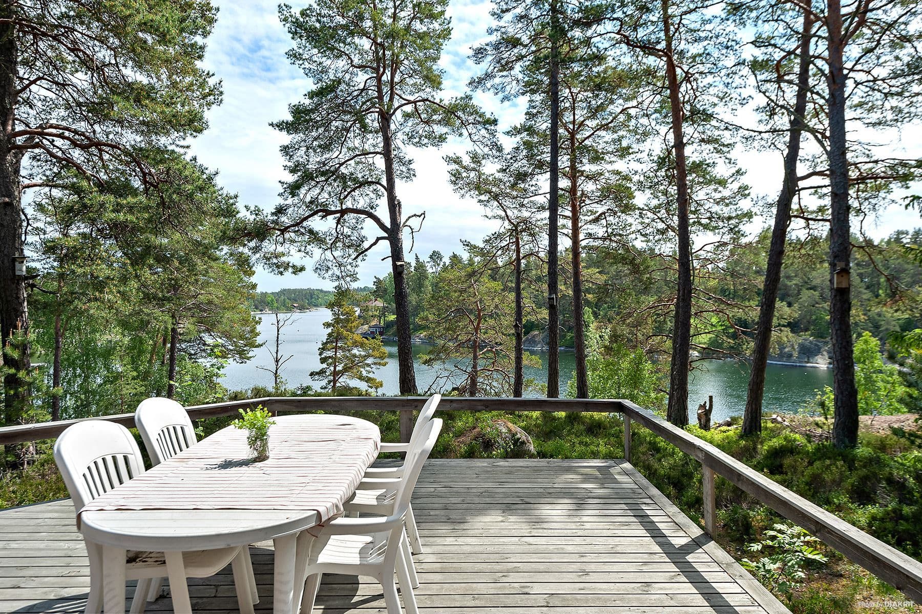 Stor altan i soligt söderläge med utsikt mot hav