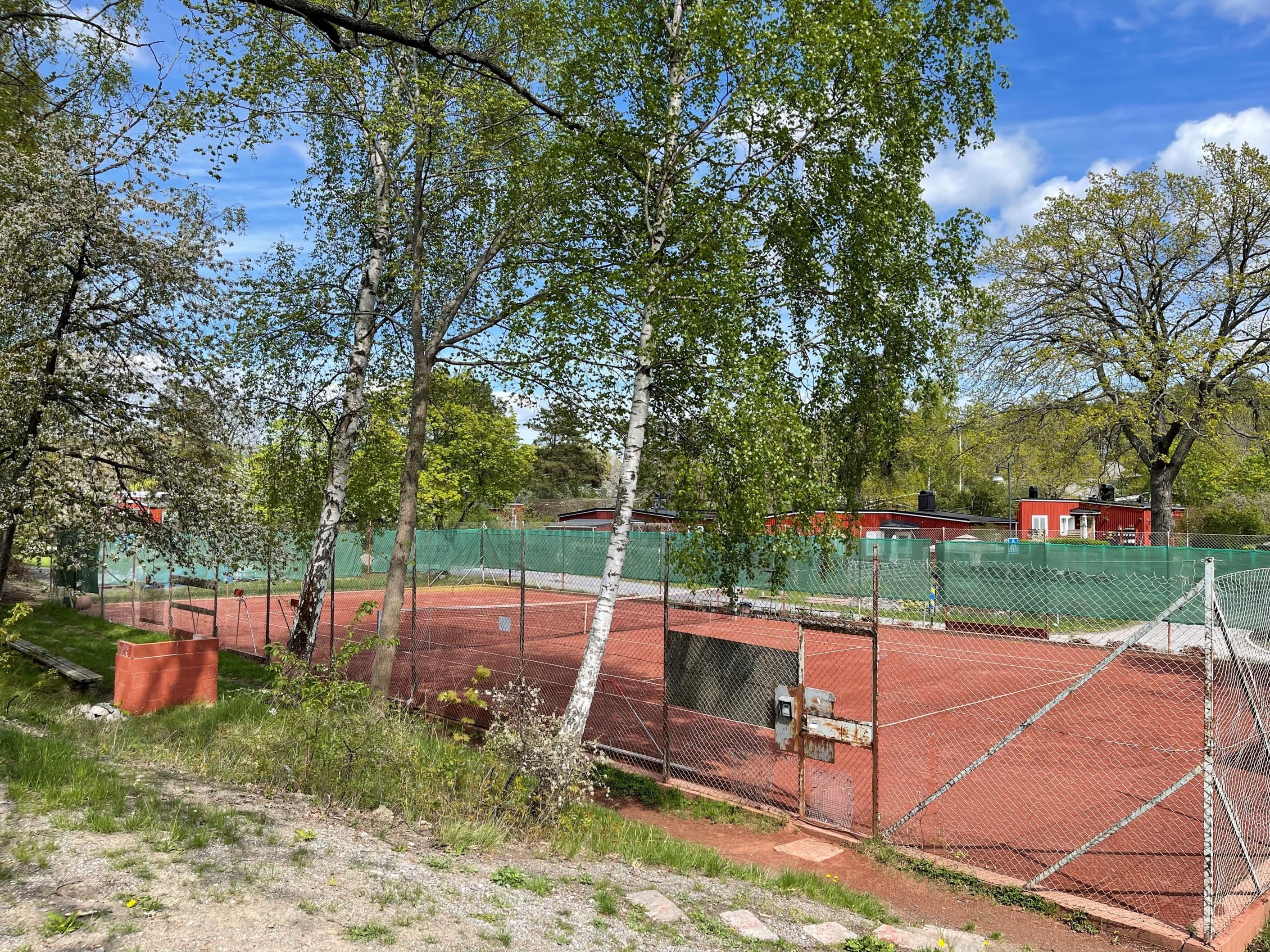 Områdets tennisbana