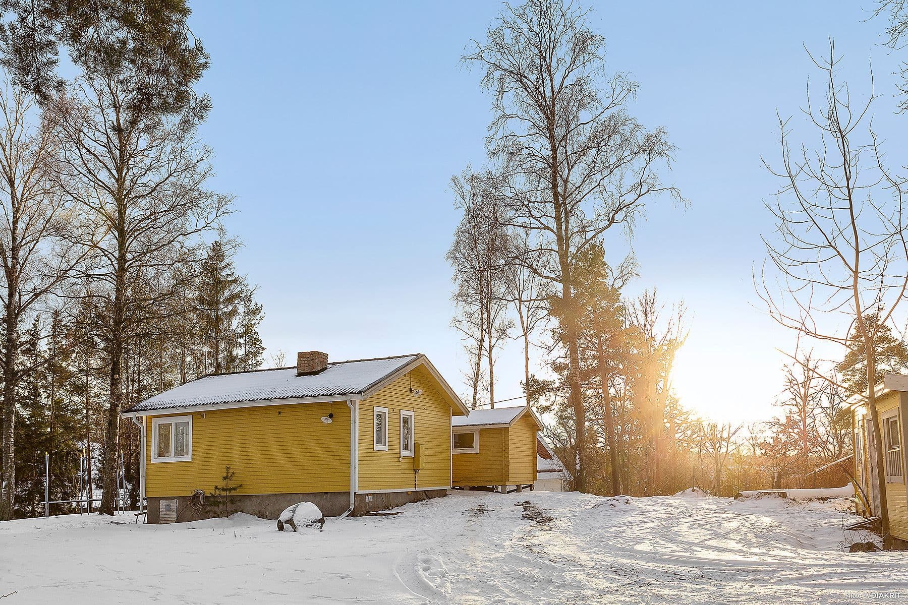 Högt belägen fastighet med sjöglimt och mycket bra solläge!
