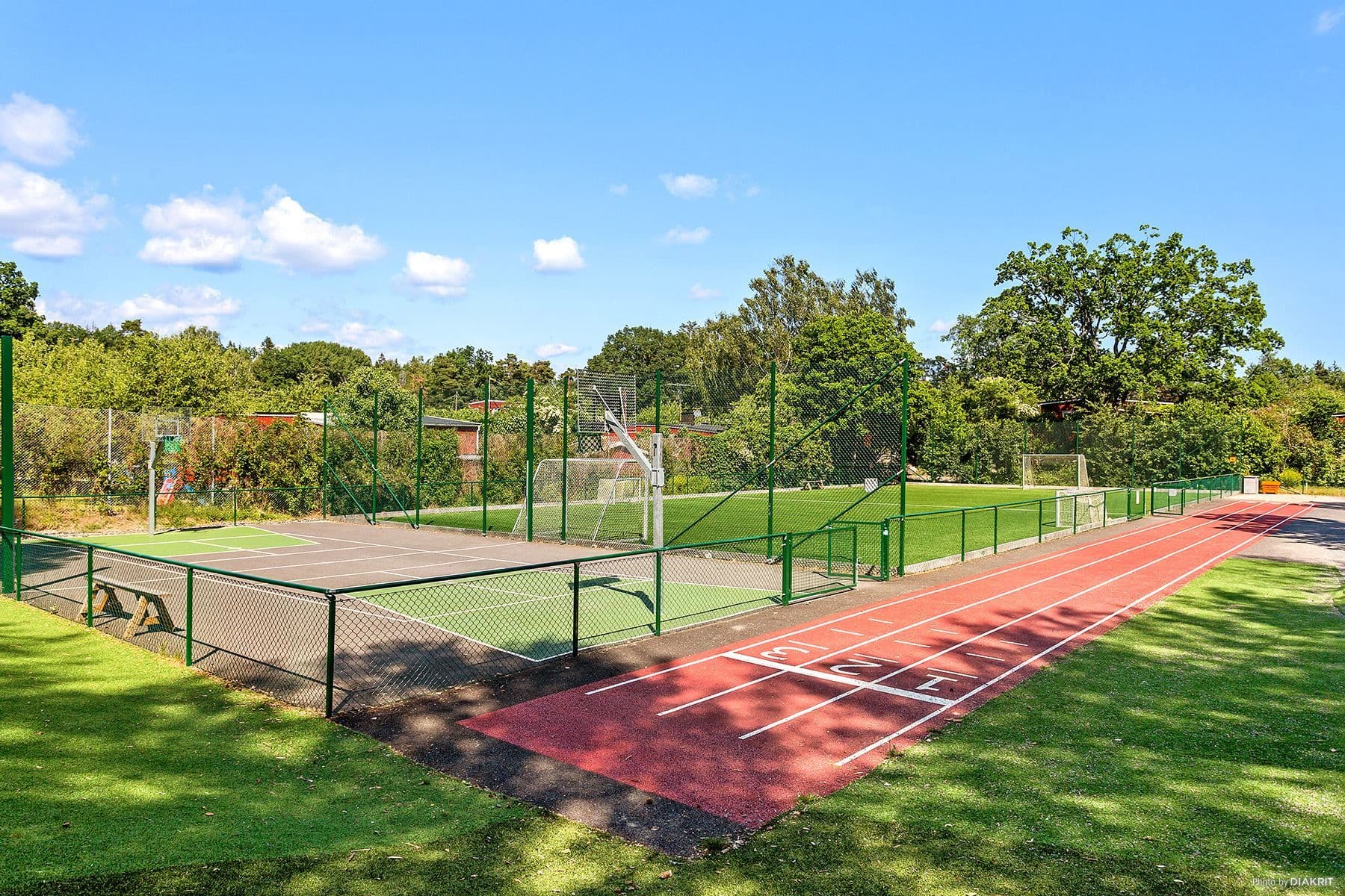 Konstgräsplan samt basketcourt.