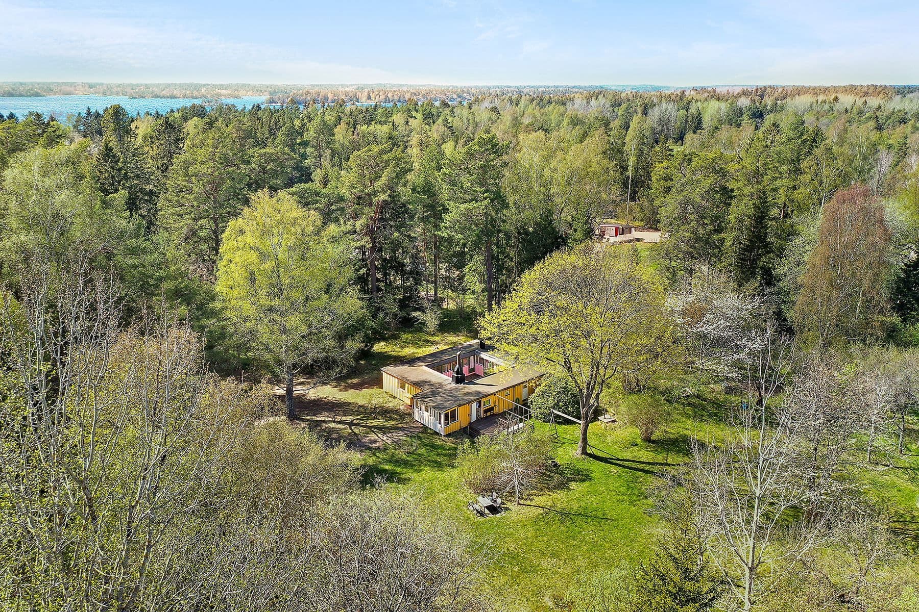 Fantastisk fastighet om 1,5 ha mark och sjöbod