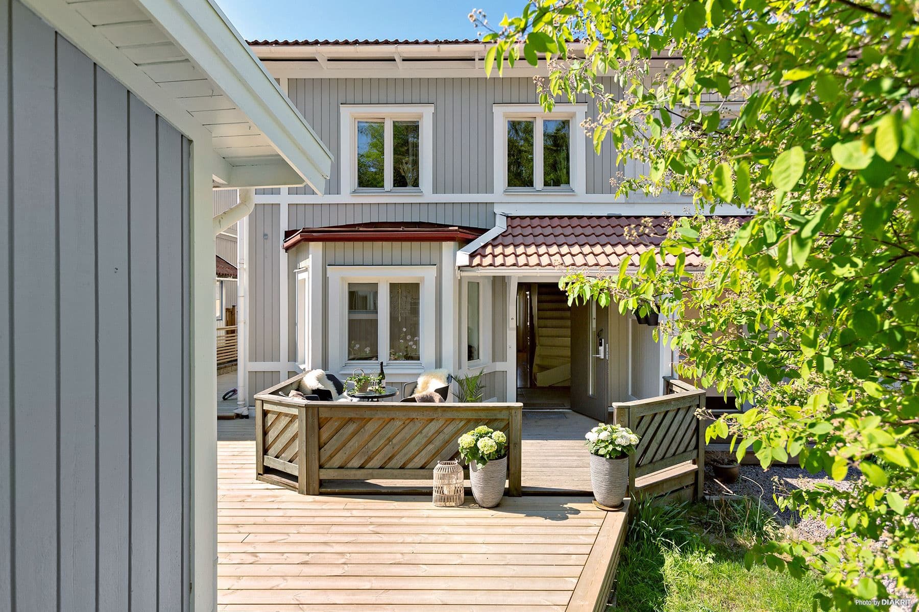 Huset från framsidan (garage och förråd till vänster)