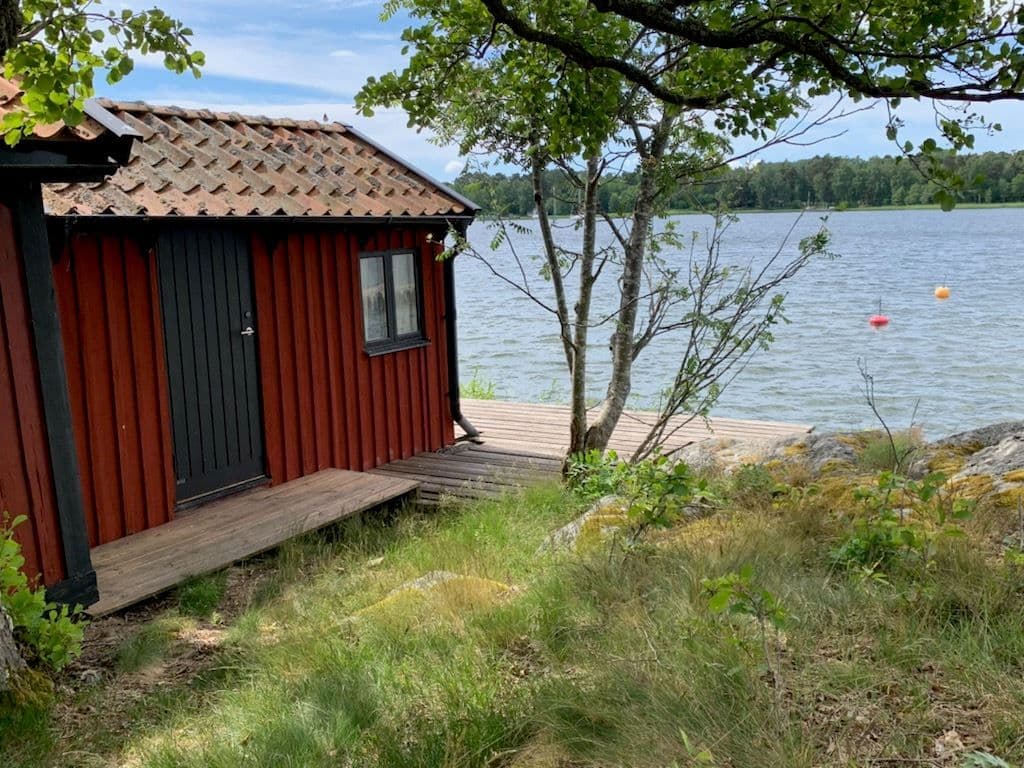 Sjöbod med soldäck och möjlighet till boj för större båt