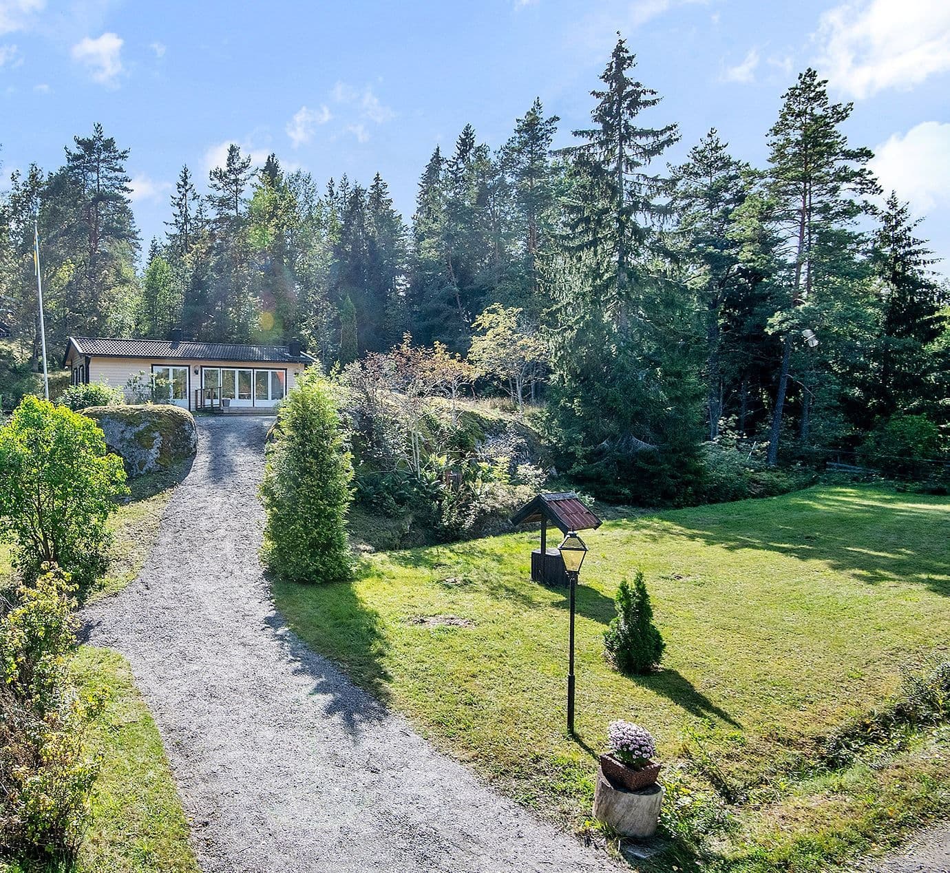 Grusad gång upp till huset