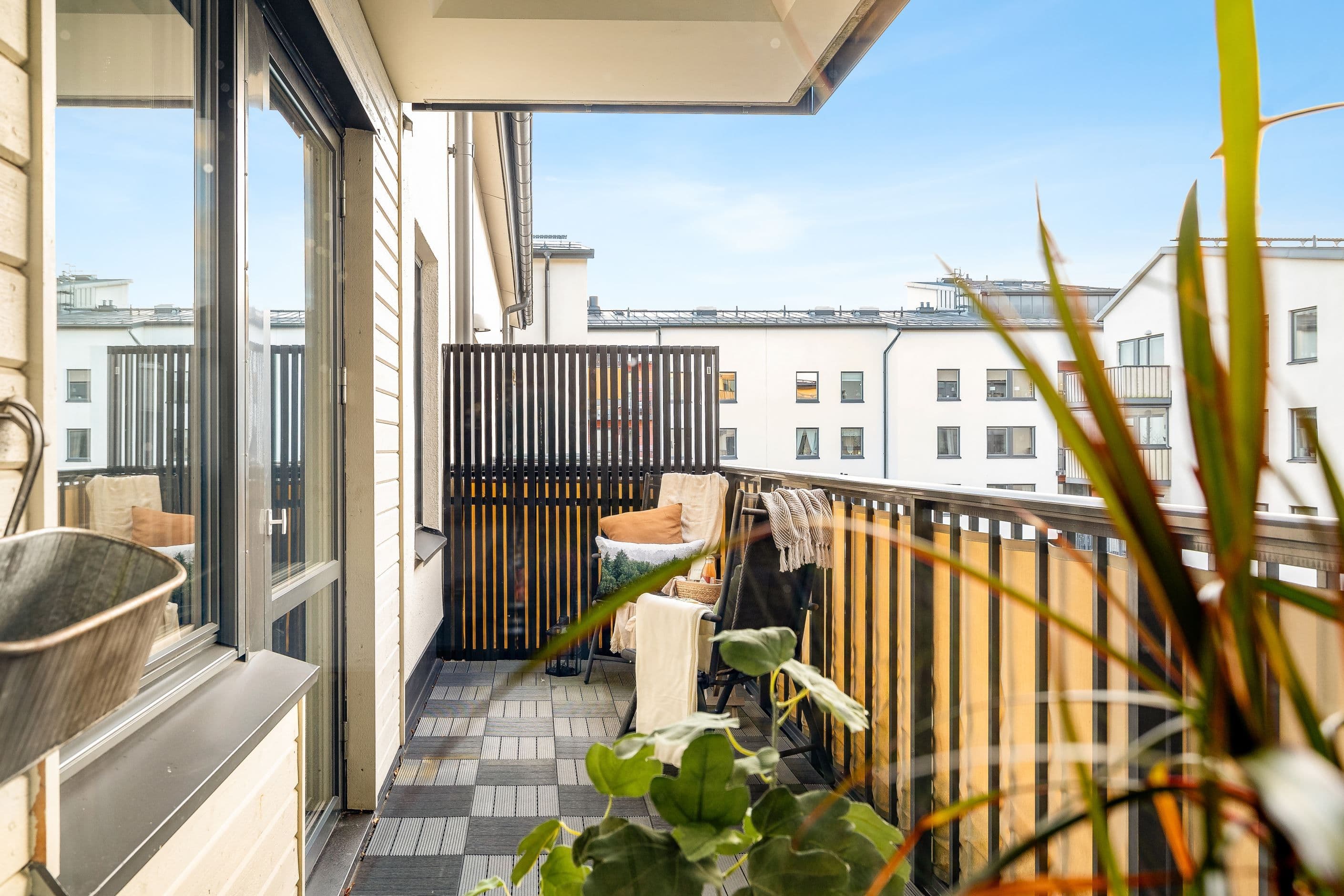 Härlig balkong med vy ut mot innergården