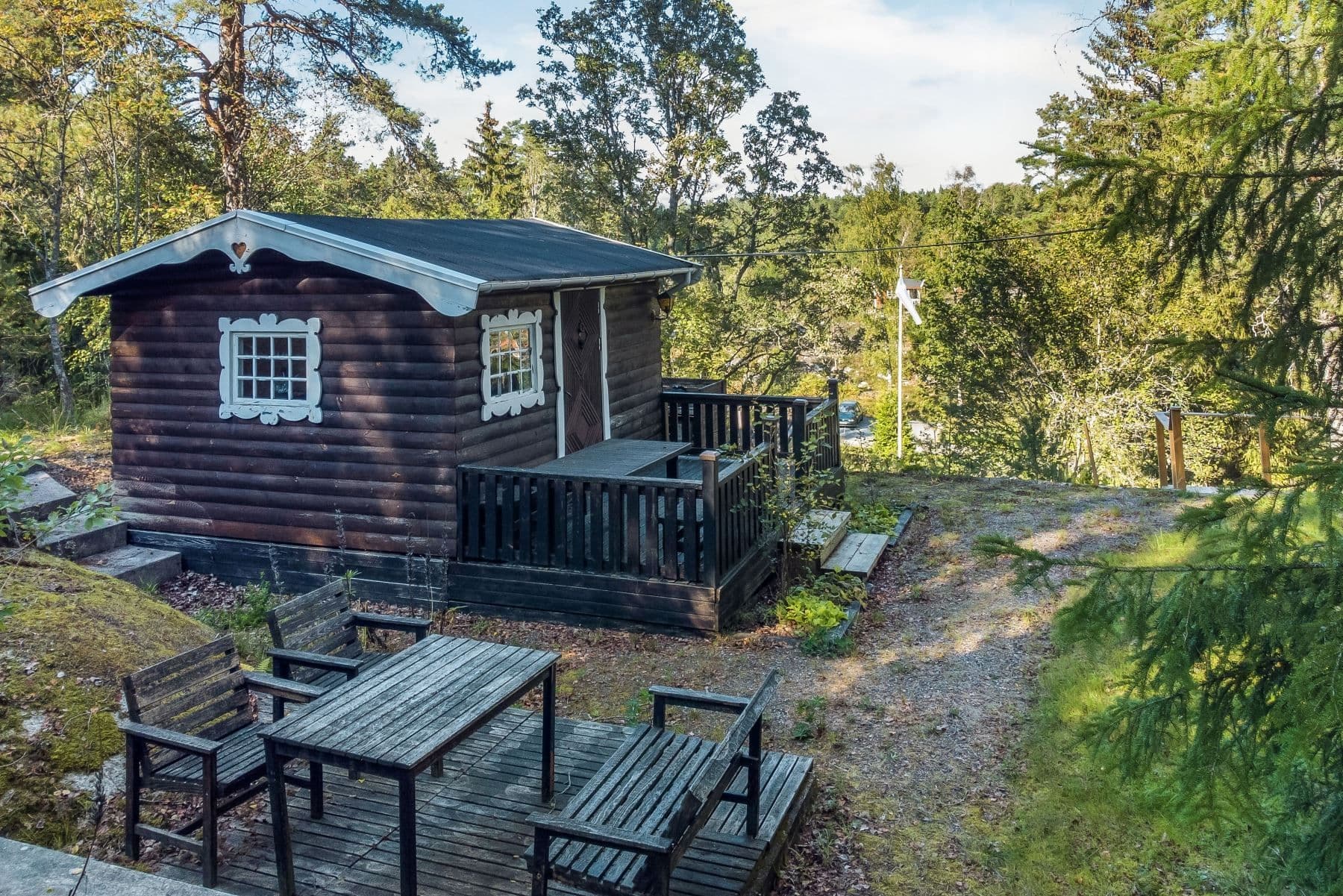 Fina uteplatser intill huset