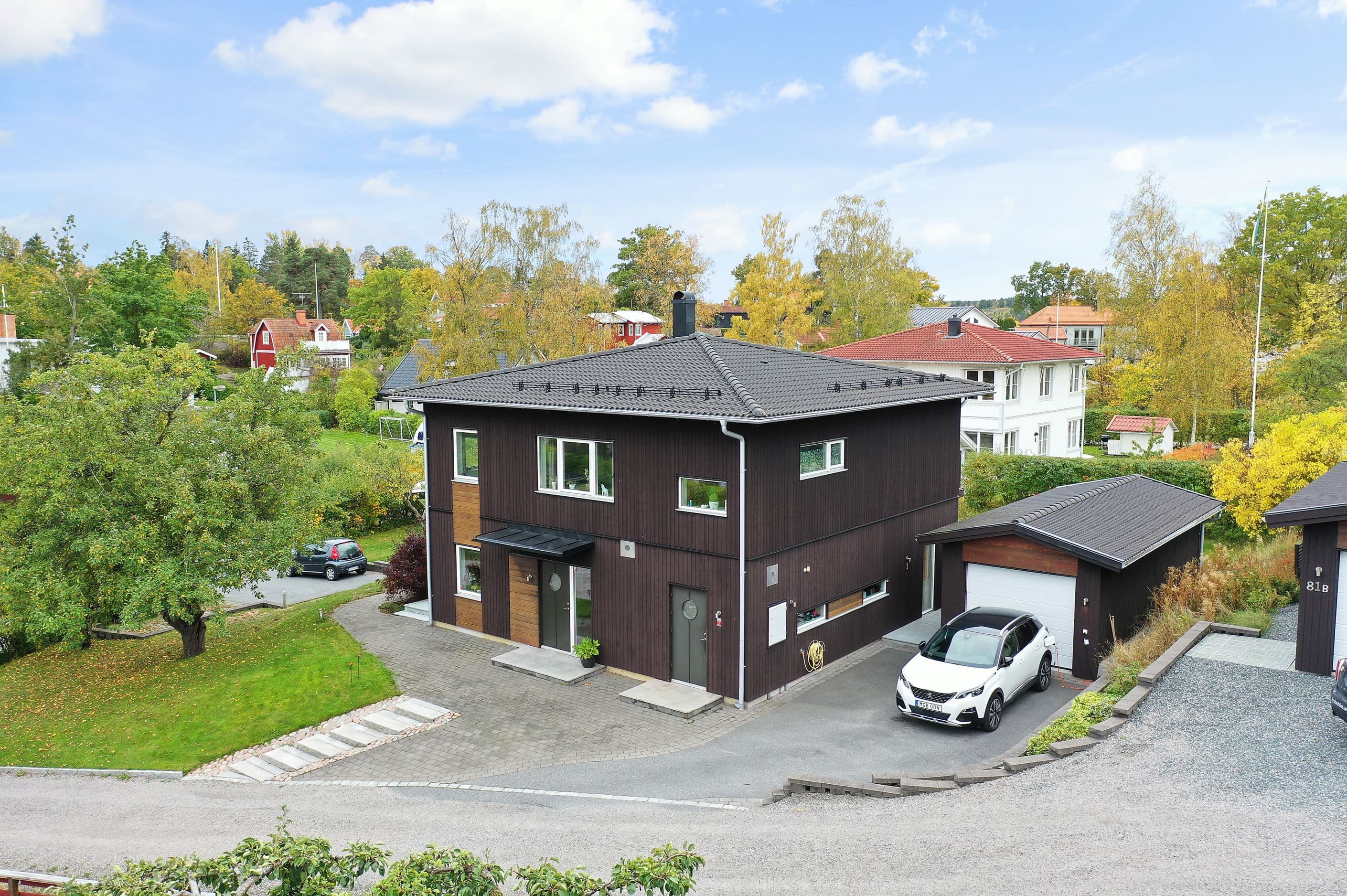 En av två uppfarter med plats för två bilar