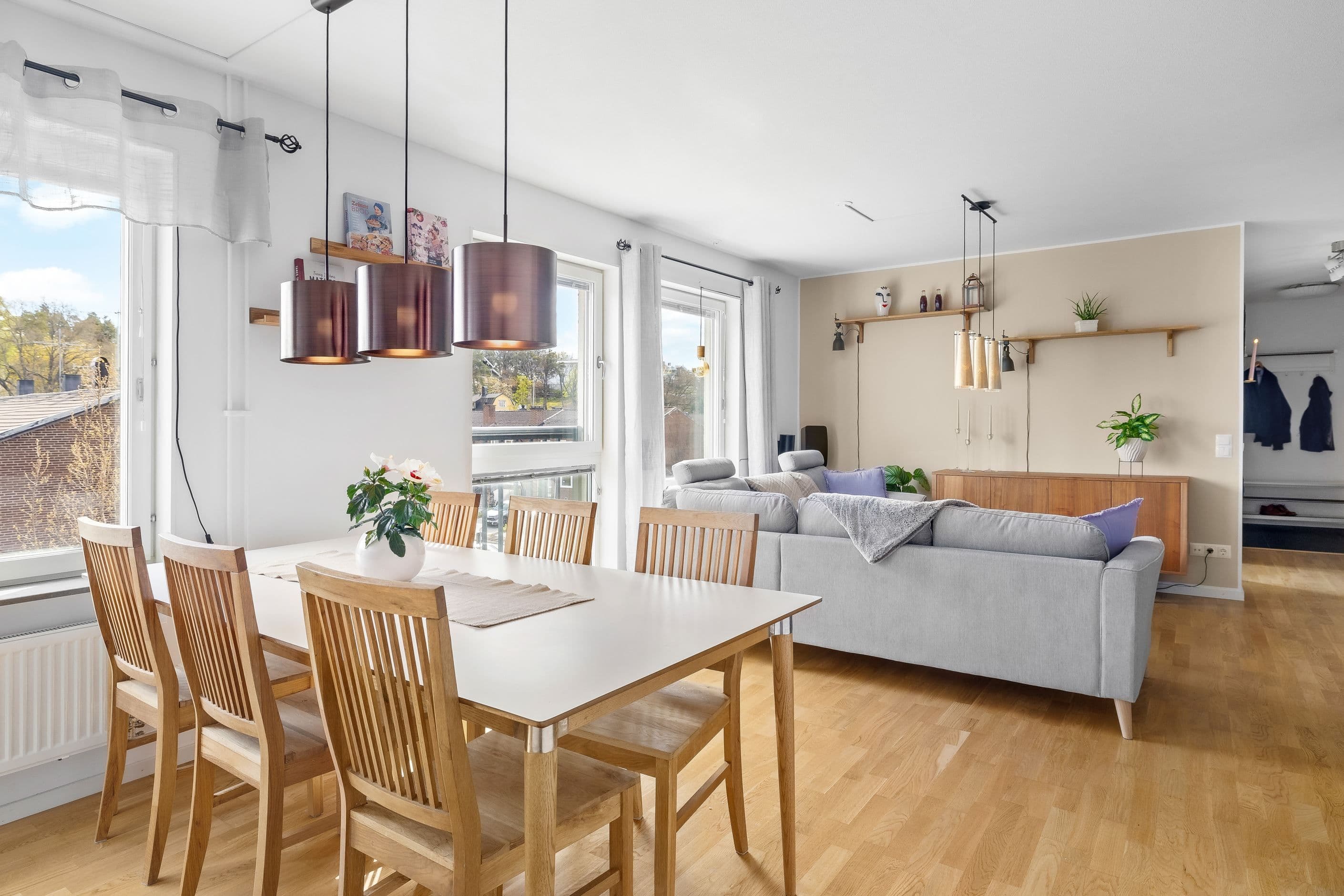 Matplats intill fönster