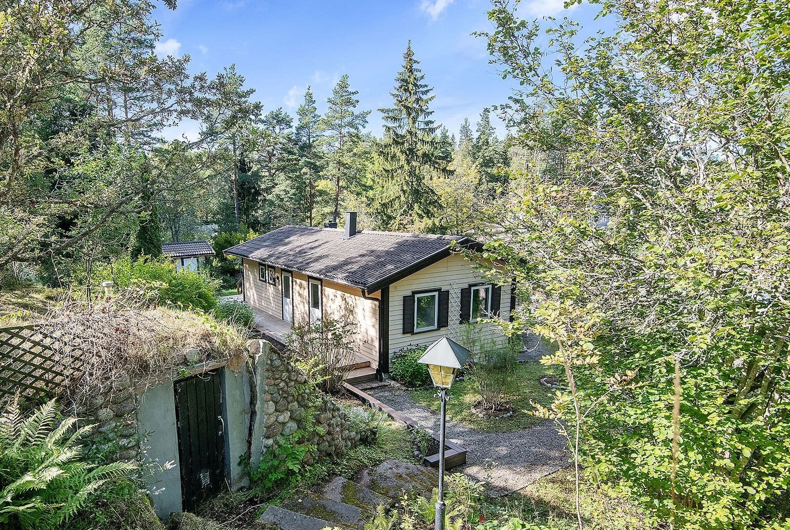Jordkällare och entré till hus