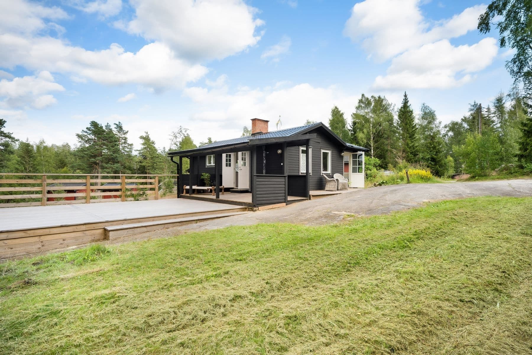 Gräsmatta och terrass