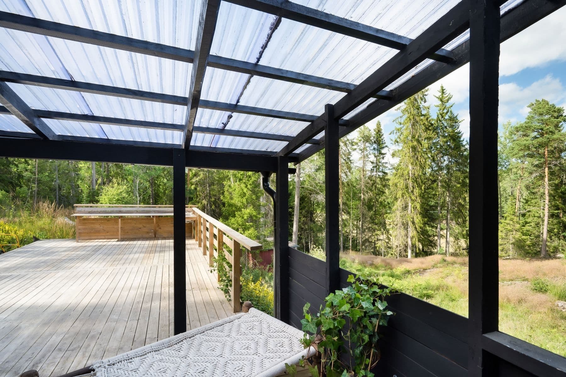 Trädäckad terrass, delvis under tak