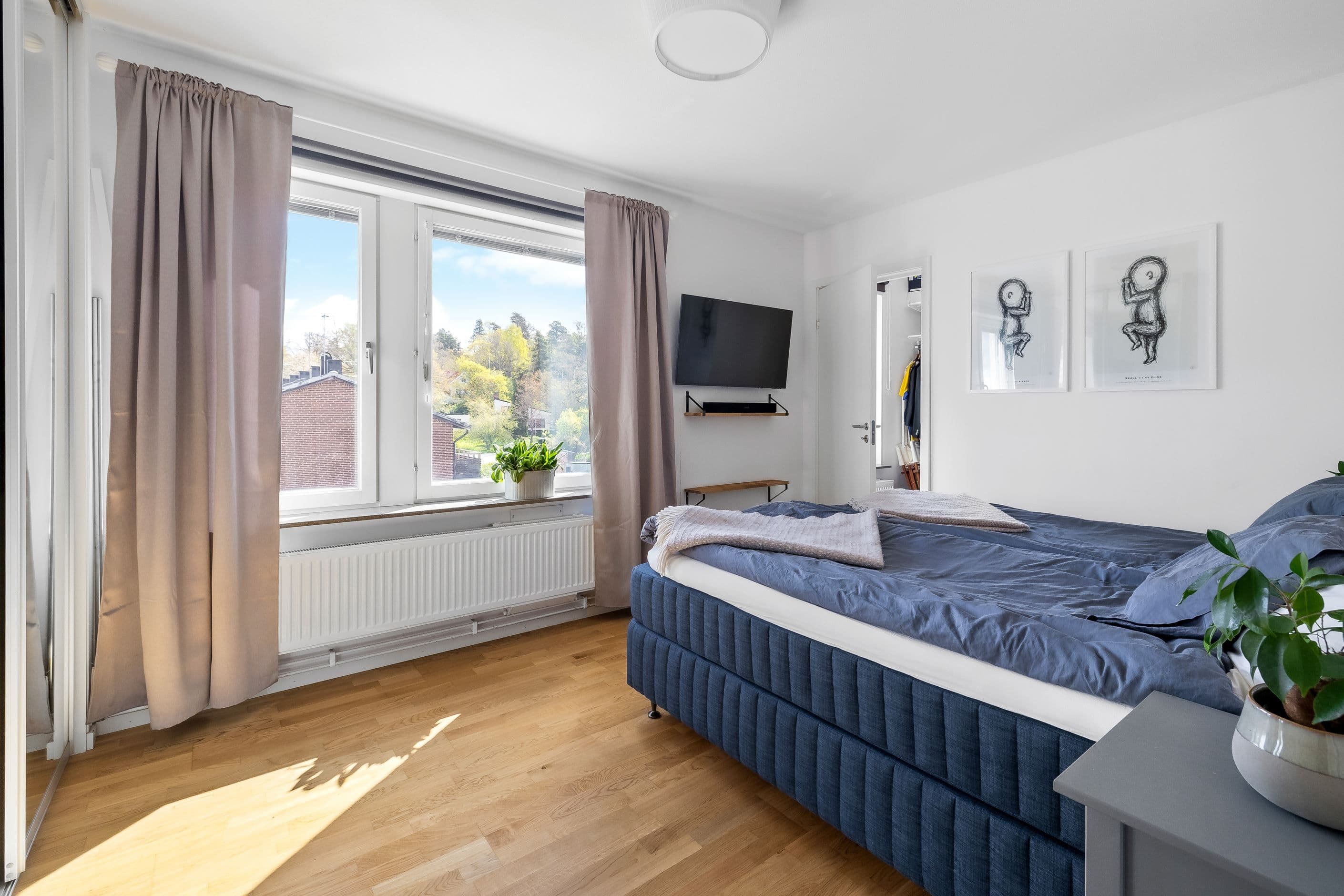 Sovrum med klädkammare