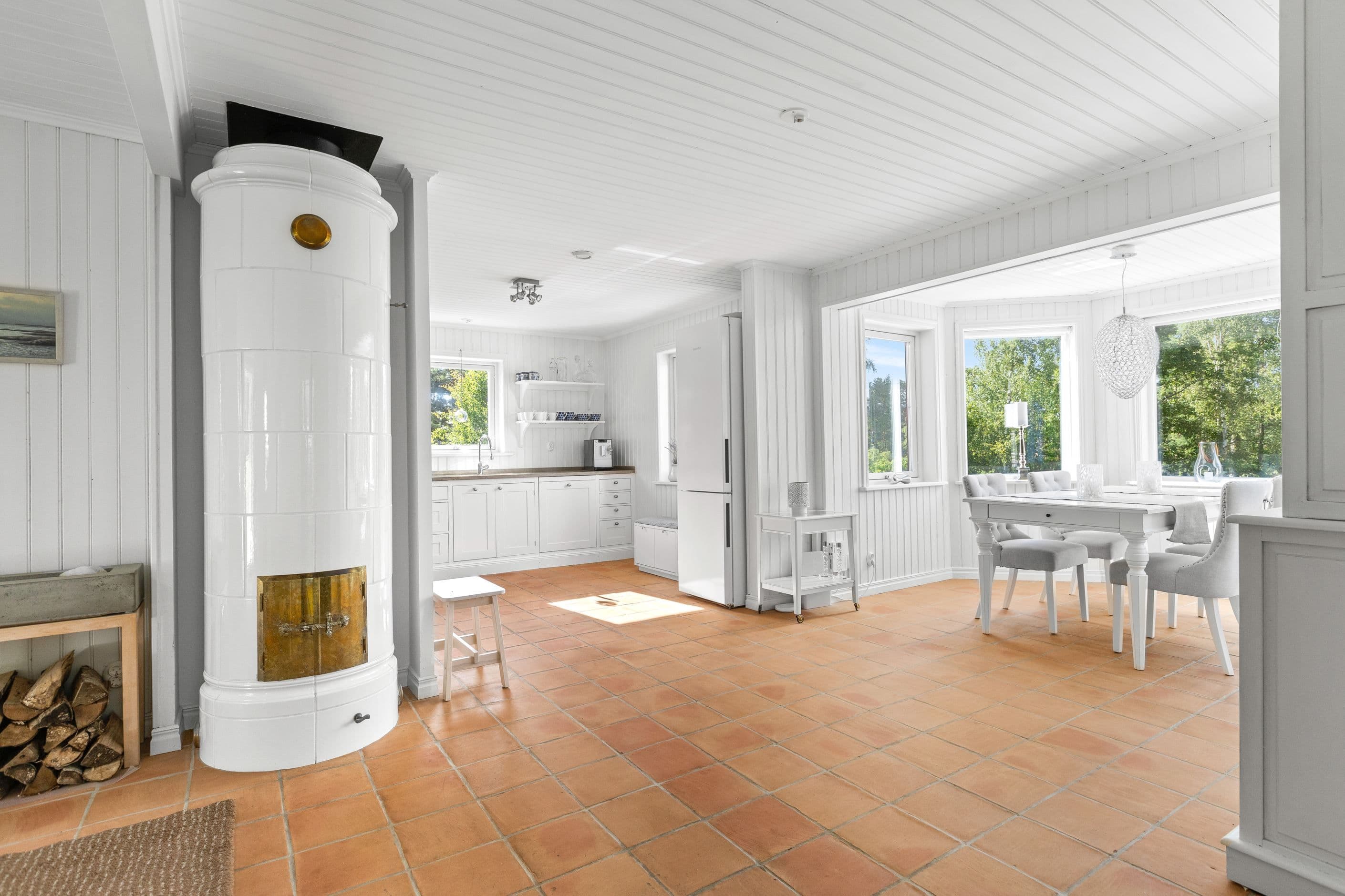 Vacker kakelugn och burspråk