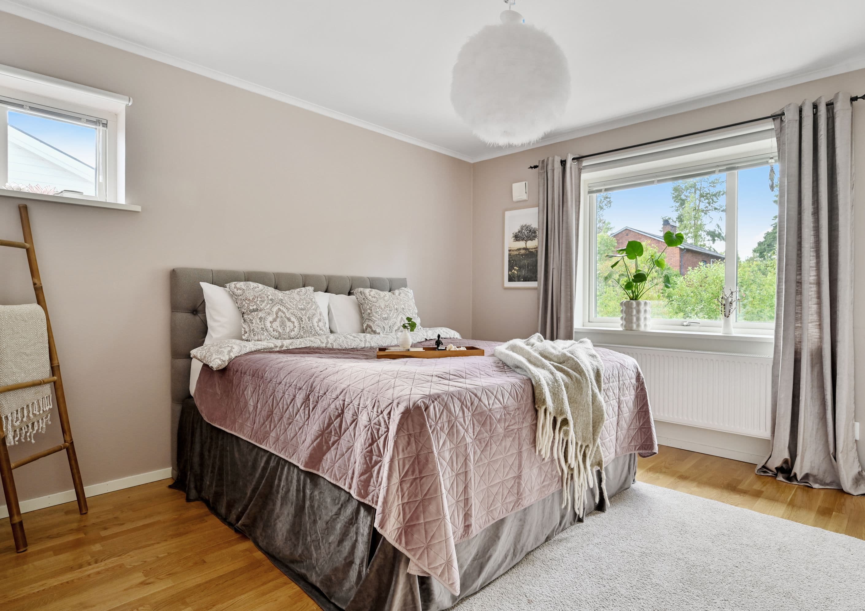 Master bedroom med garderobsvägg