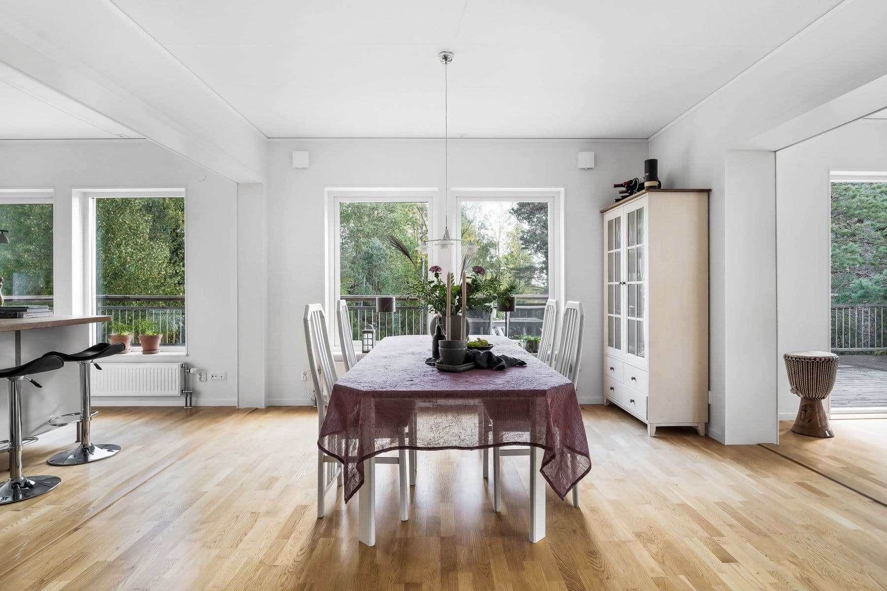 Trevlig matsal med plats för stor matgrupp