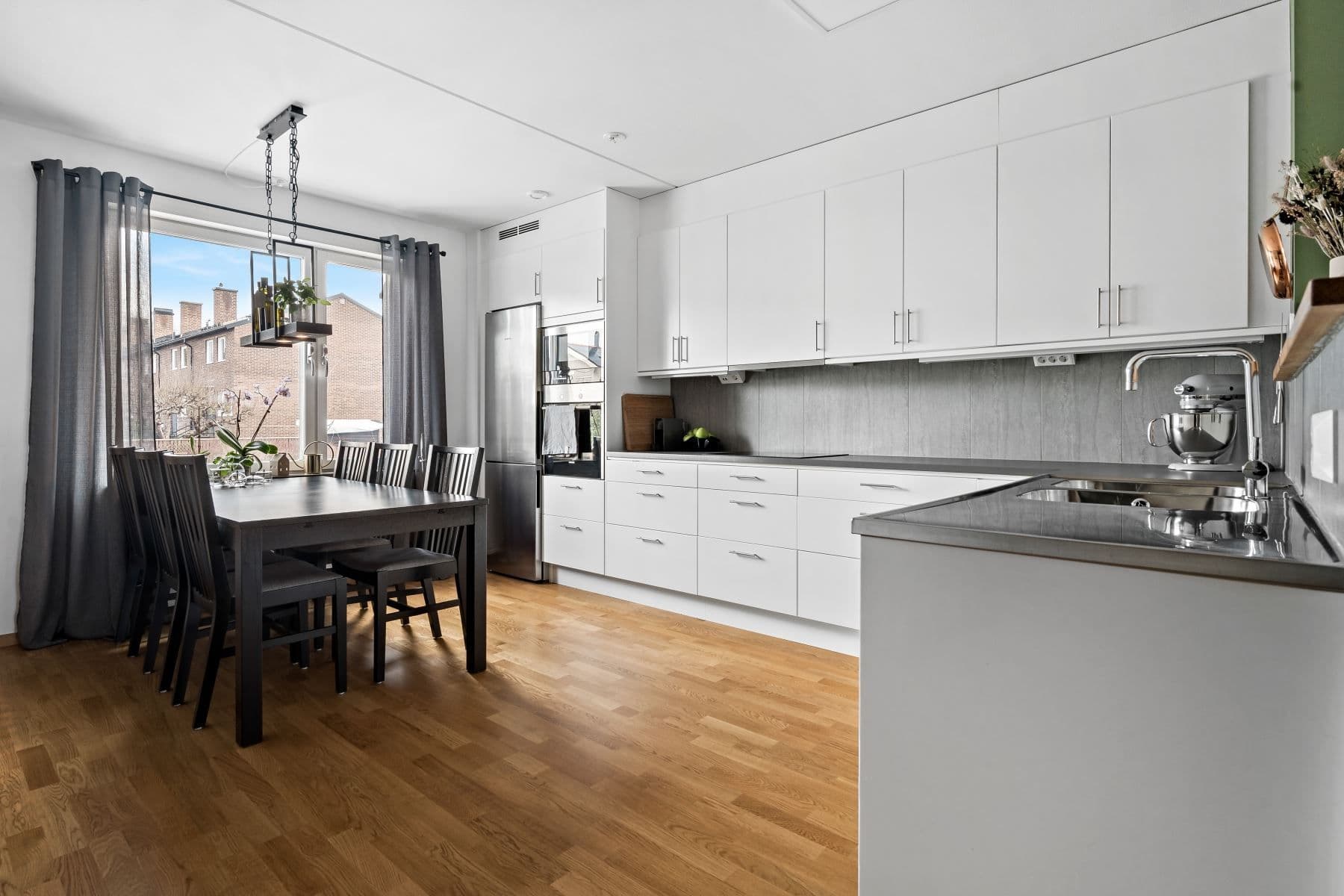 Kök med plats för stor matgrupp