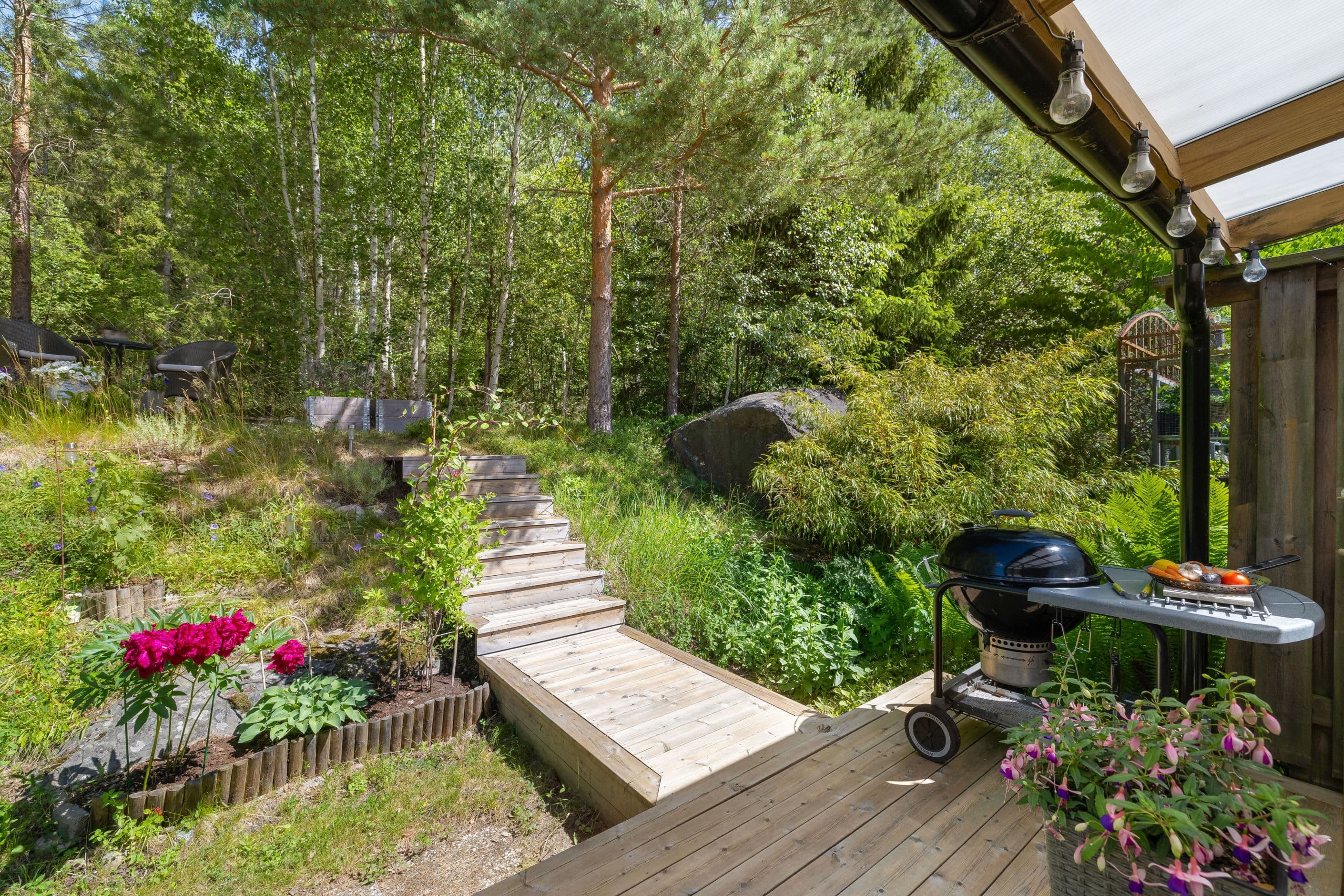 Härlig uteplats med skogen som närmsta granne