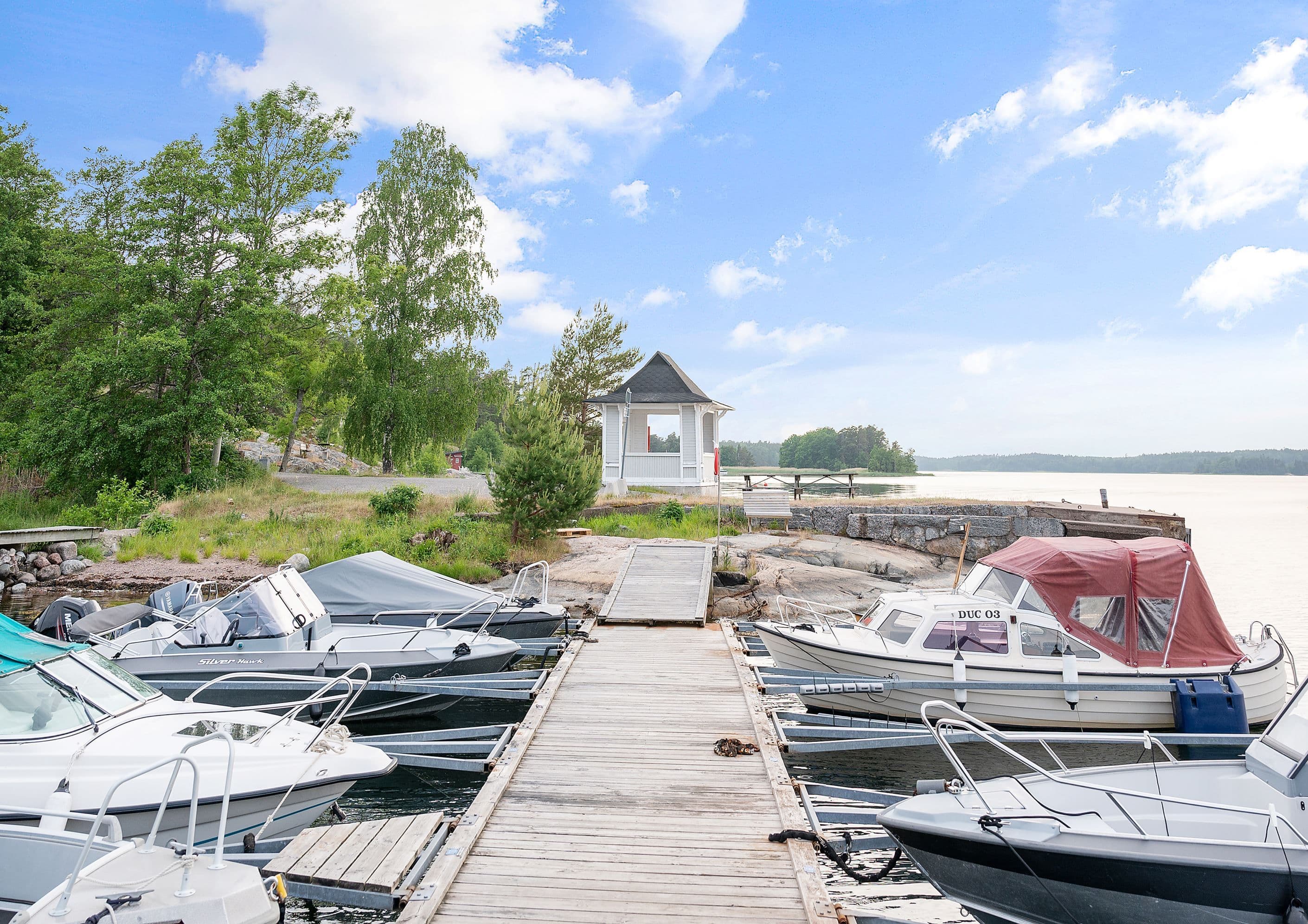 Föreningens brygga med båtplatser